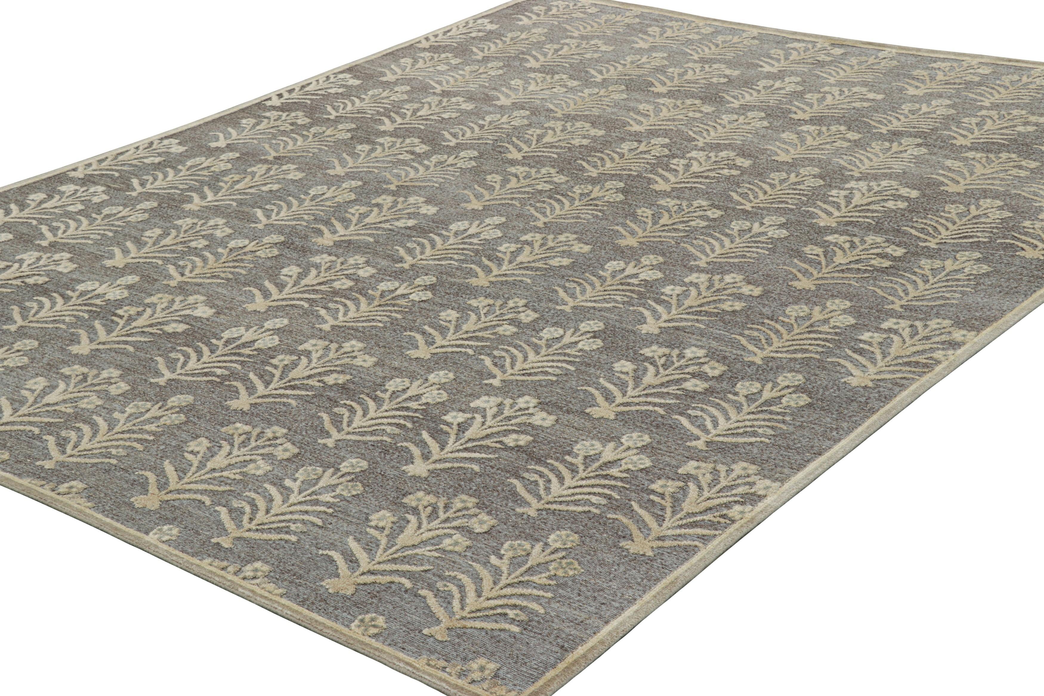 Alfombra de diseño Rug & Kilim con estampado de bloques en marrón y motivos florales en beige Indio en venta