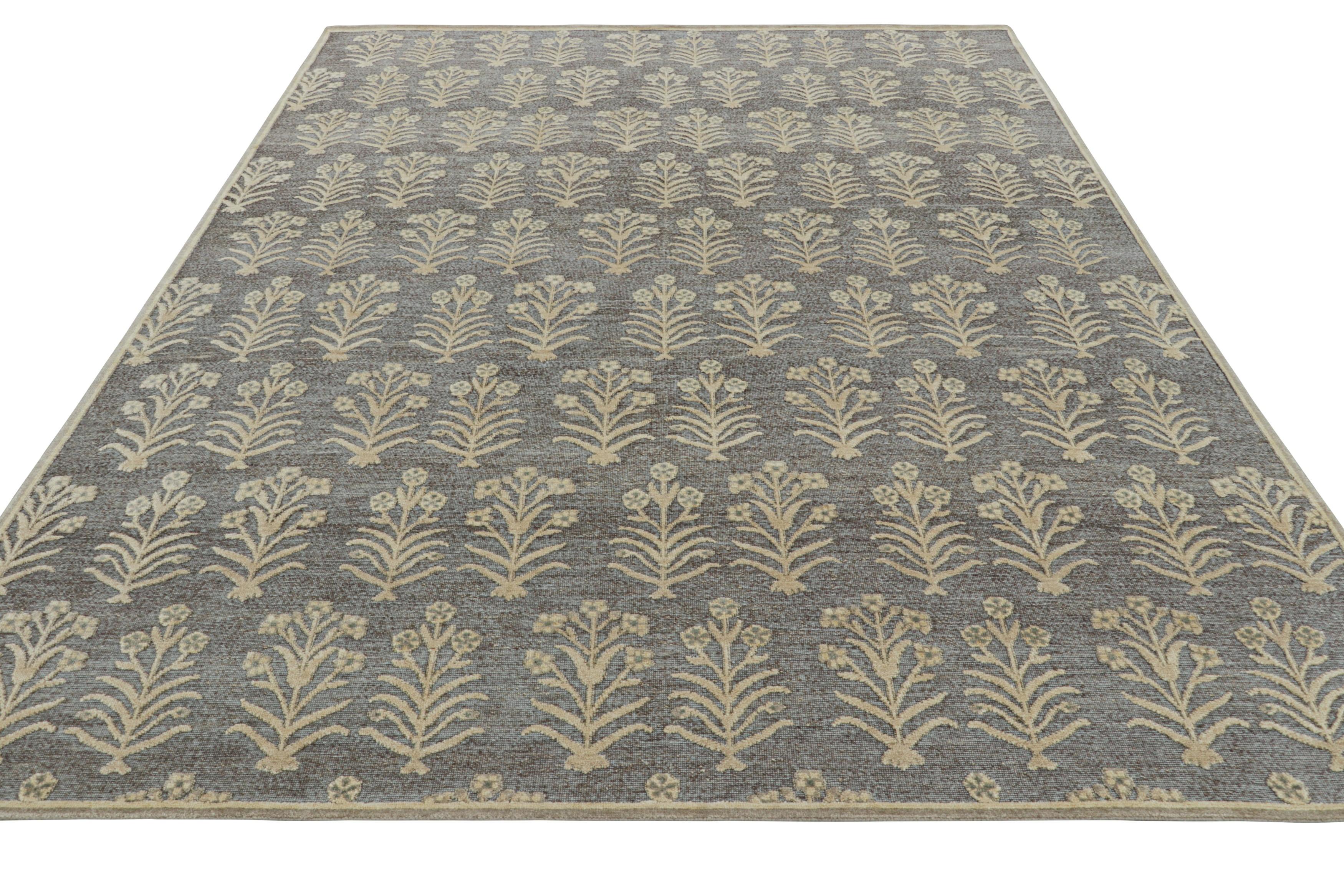 Alfombra de diseño Rug & Kilim con estampado de bloques en marrón y motivos florales en beige Anudado a mano en venta