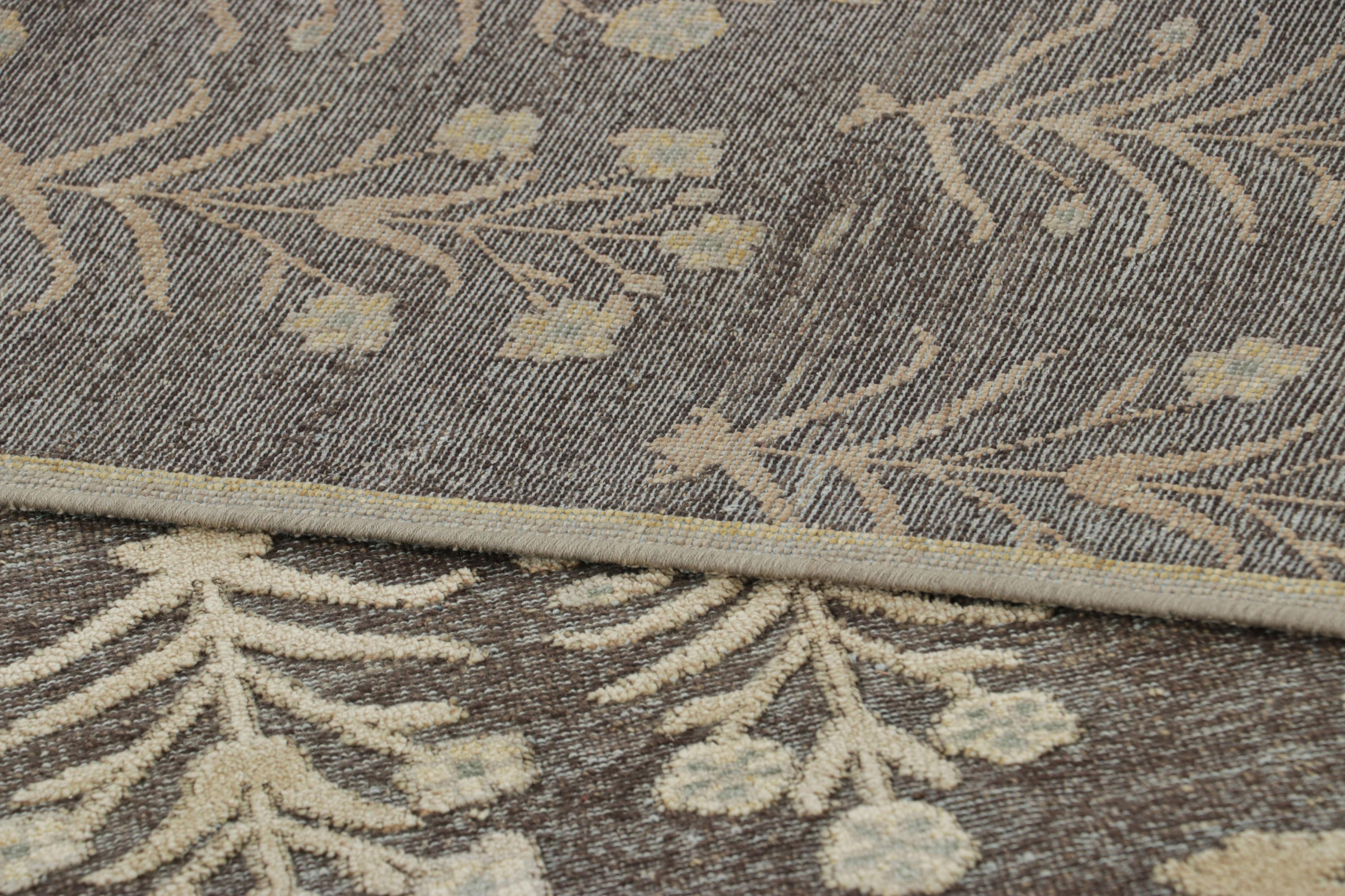 Alfombra de diseño Rug & Kilim con estampado de bloques en marrón y motivos florales en beige Siglo XXI y contemporáneo en venta