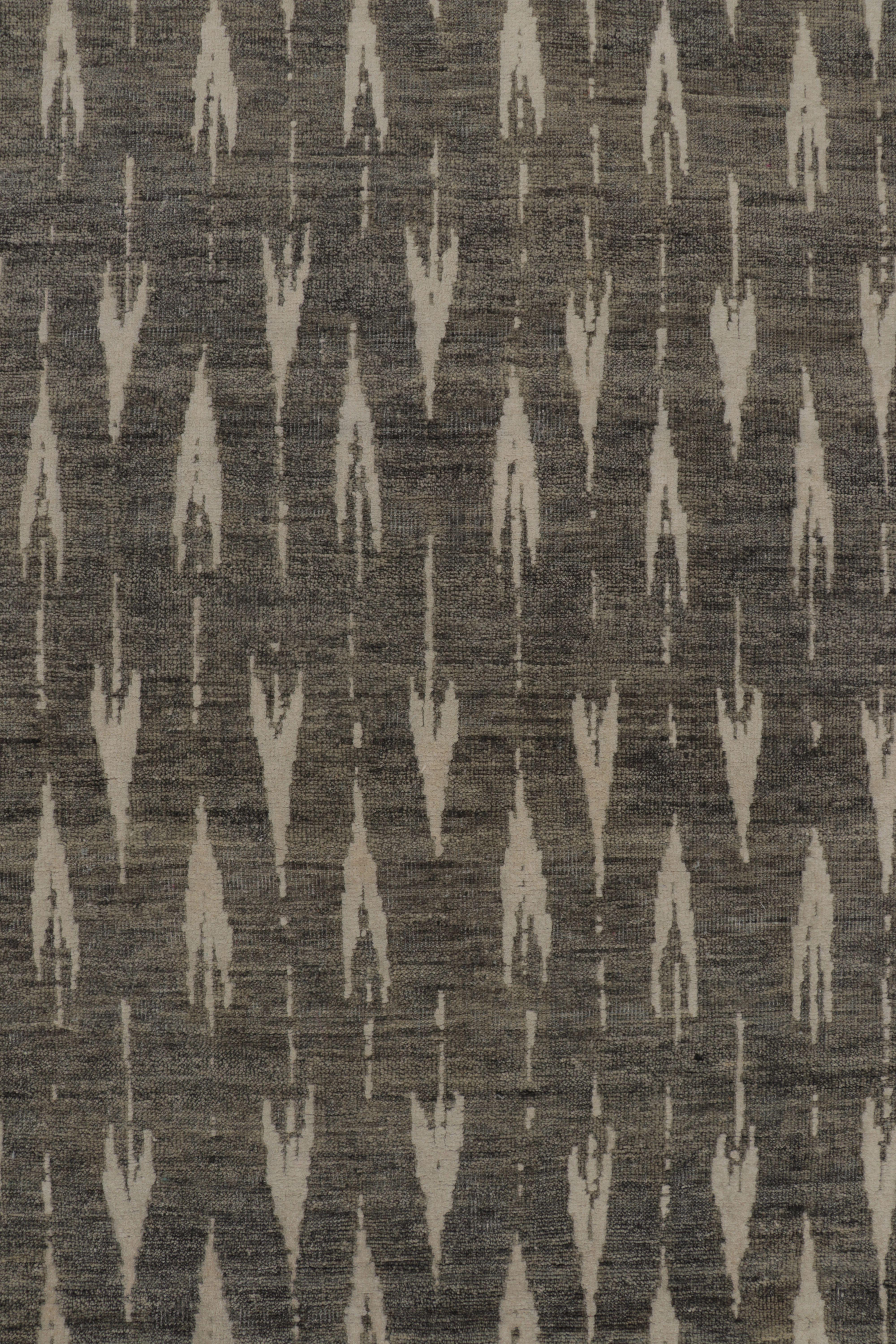  Realizzato con lana e seta annodate a mano, questo tappeto 8x10 è una nuova ed entusiasmante rappresentazione della collezione Block Print di Rug & Kilim, un nuovo approccio sofisticato ed elegante a uno stile storico.

Sul design: 

Il campo