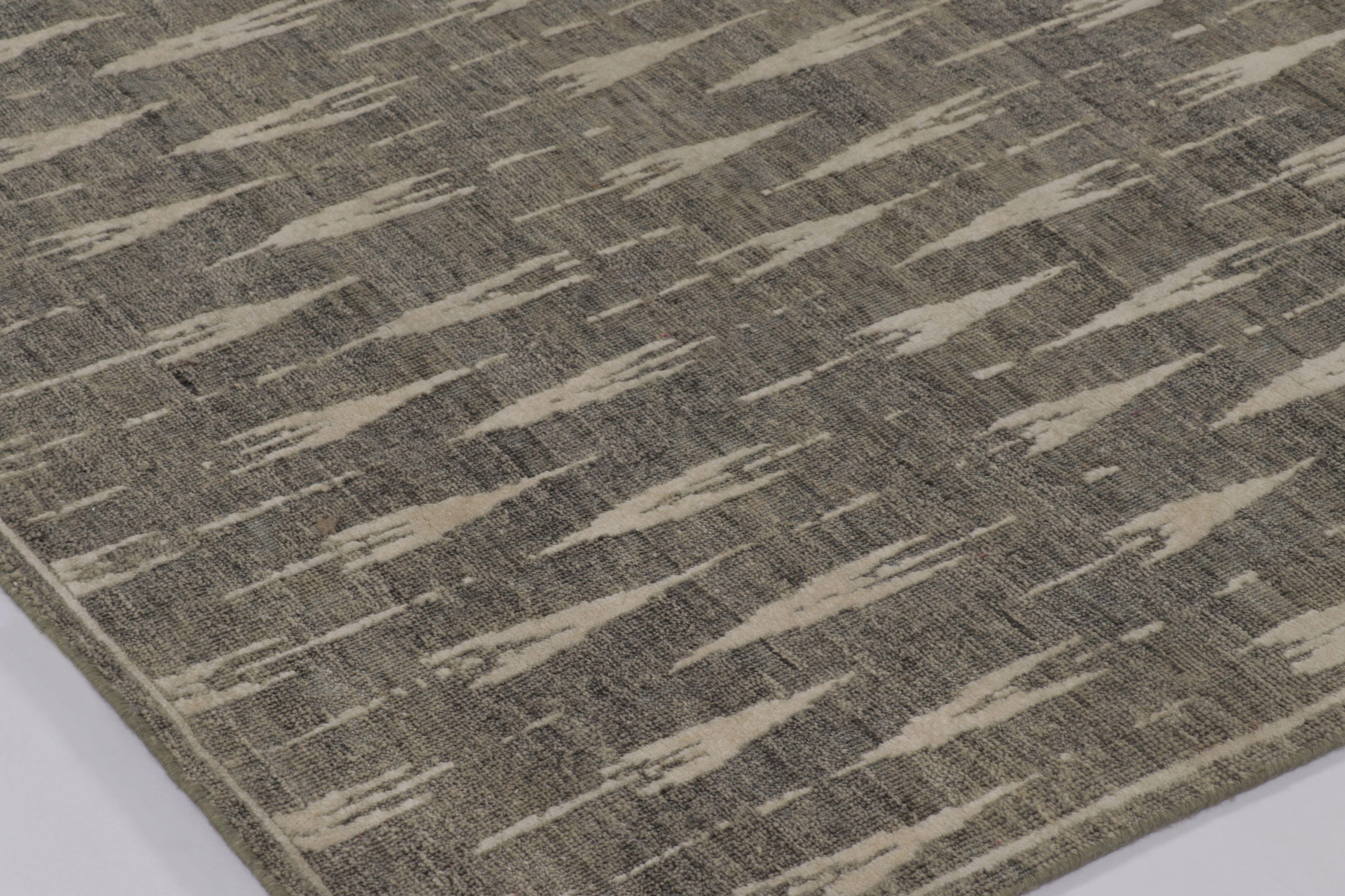 Annodato a mano Tappeto Rug & Kilim con stampa a blocchi in marrone e motivi di Arrow in grigio in vendita