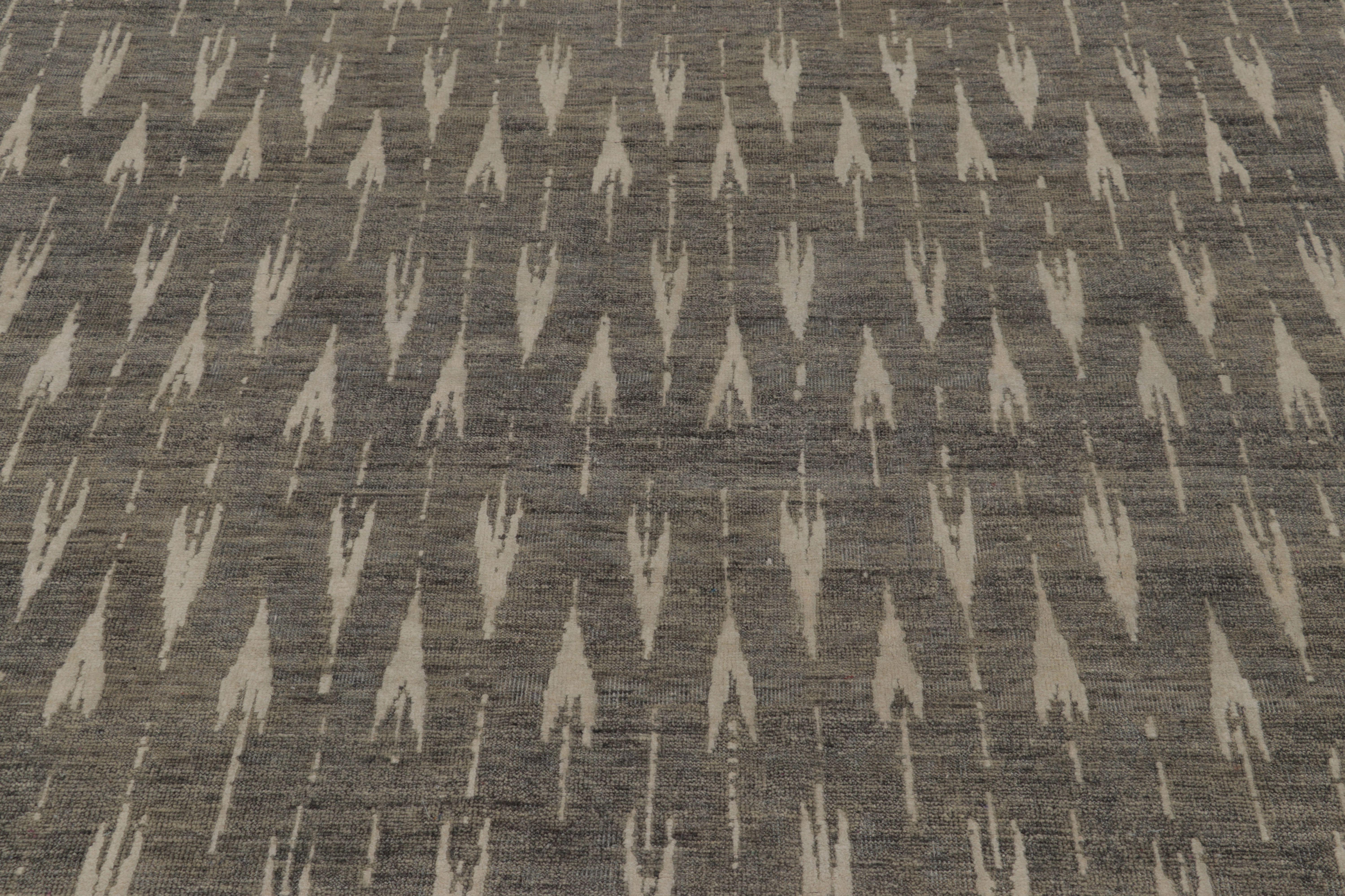 Tappeto Rug & Kilim con stampa a blocchi in marrone e motivi di Arrow in grigio In condizioni Nuovo in vendita a Long Island City, NY