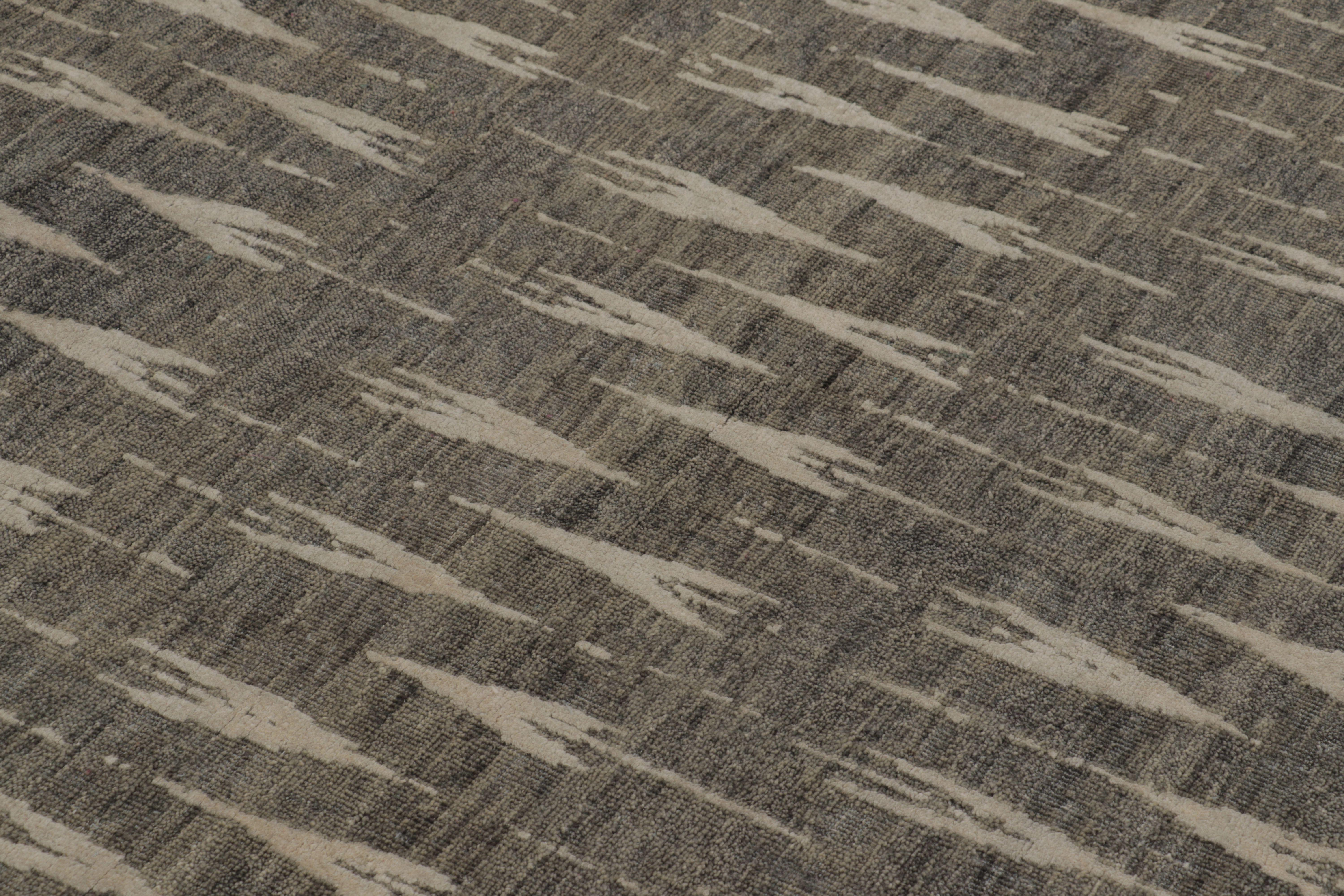 XXI secolo e contemporaneo Tappeto Rug & Kilim con stampa a blocchi in marrone e motivi di Arrow in grigio in vendita