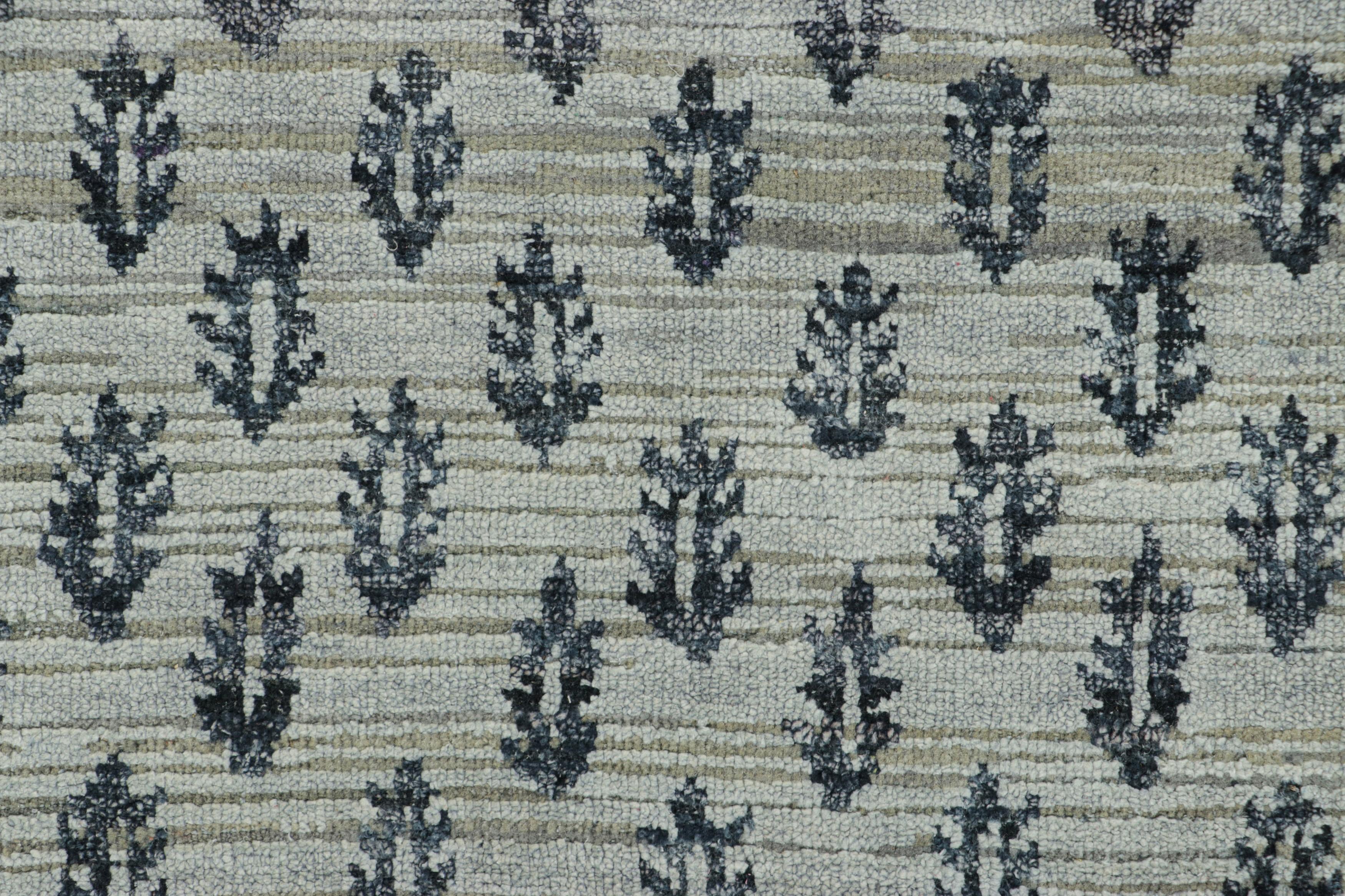 Moderno Tappeto Rug & Kilim con stampa a blocchi in grigio e motivi floreali in blu grisaglia in vendita