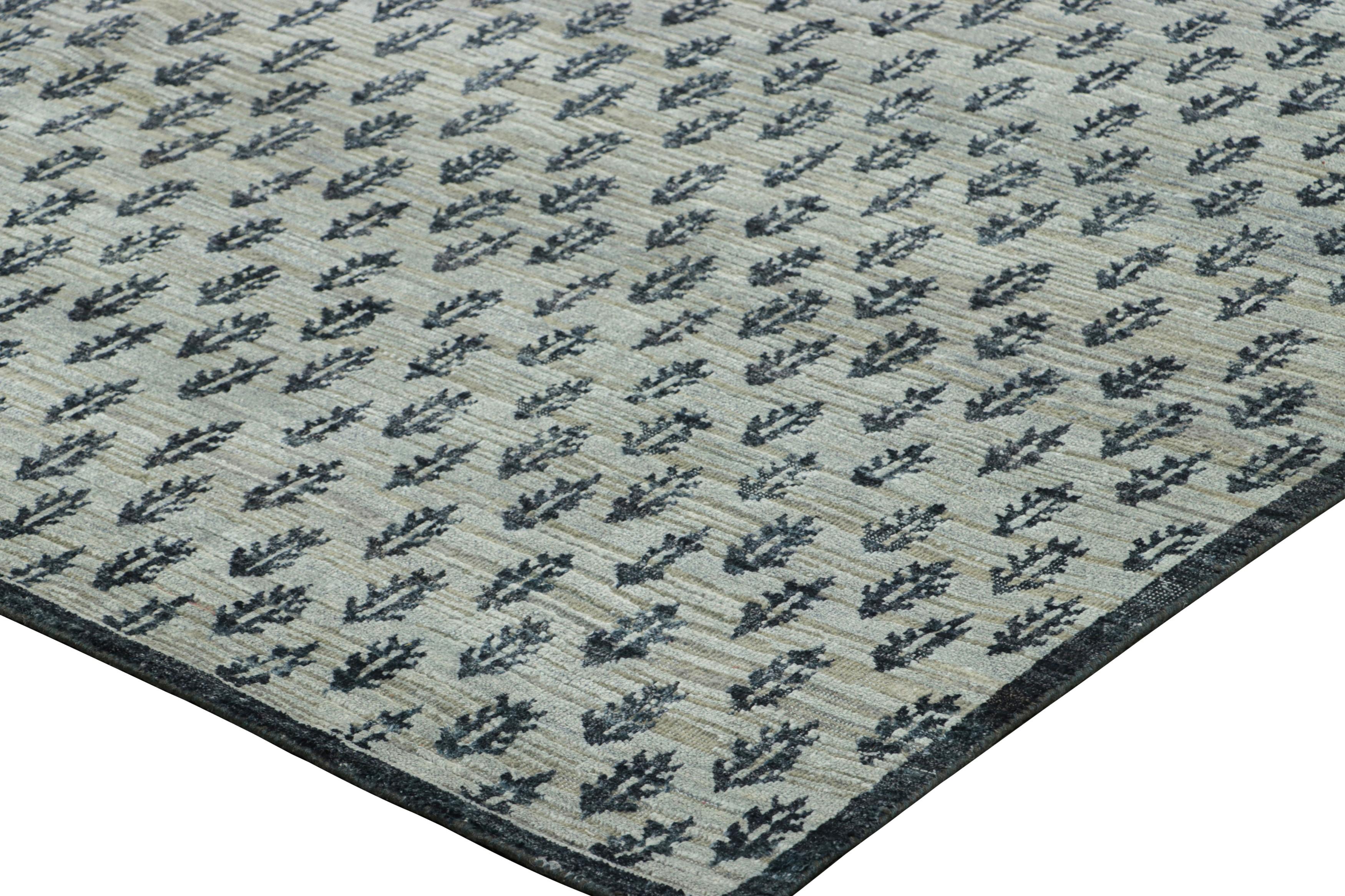 Tappeto Rug & Kilim con stampa a blocchi in grigio e motivi floreali in blu grisaglia In condizioni Nuovo in vendita a Long Island City, NY