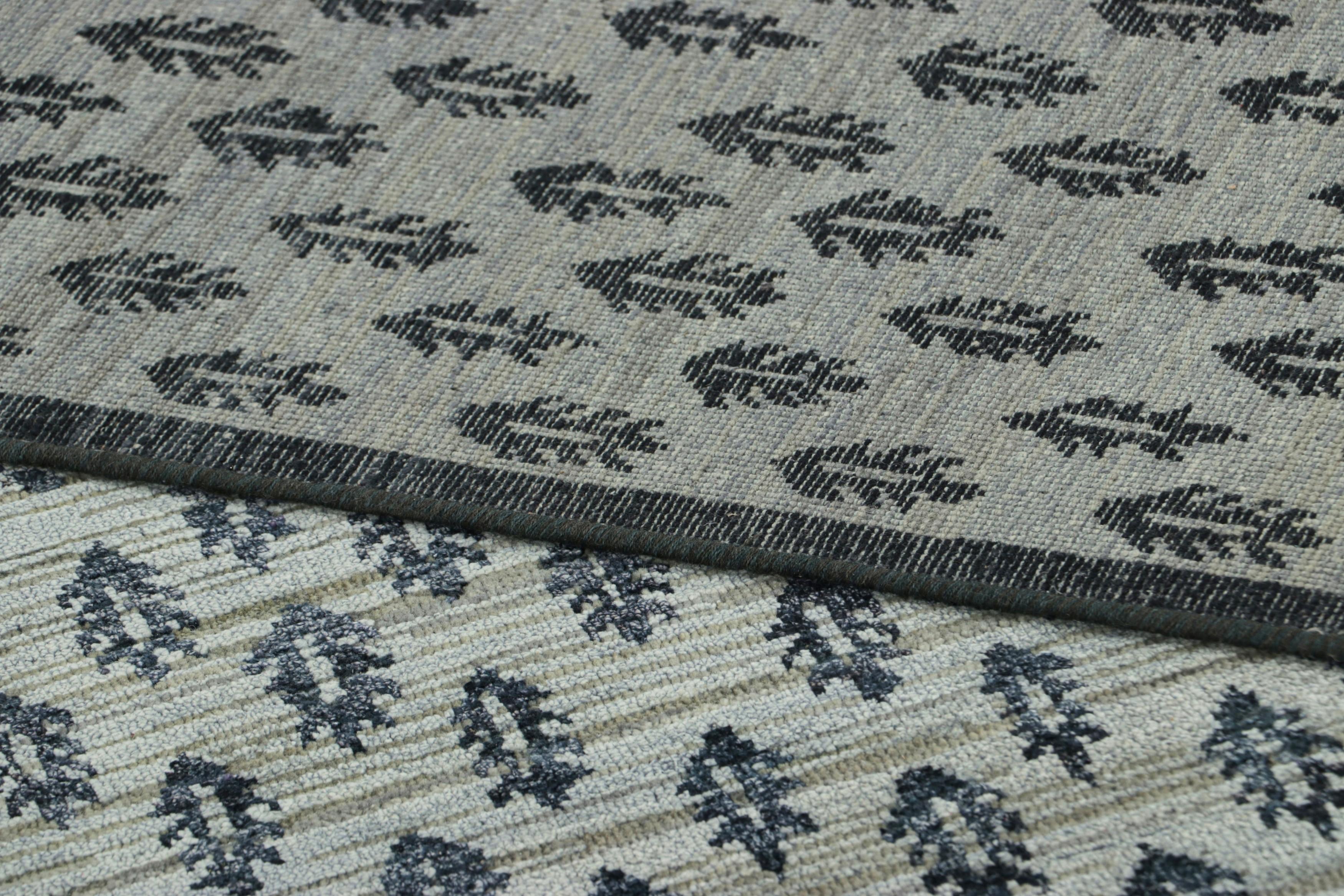 XXI secolo e contemporaneo Tappeto Rug & Kilim con stampa a blocchi in grigio e motivi floreali in blu grisaglia in vendita
