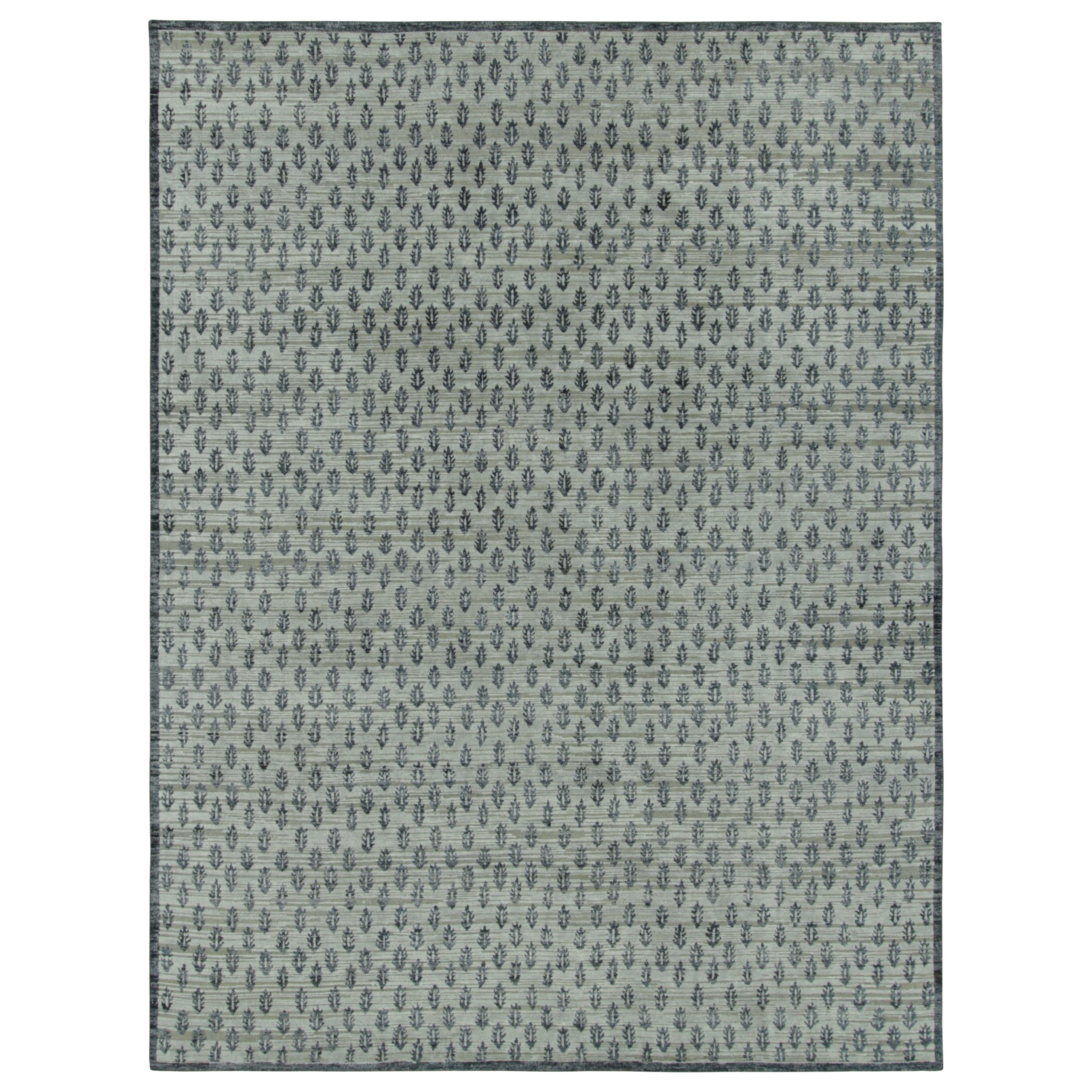 Rug & Kilim's Blockdruck-Teppichdesign in Grau mit grisailleblauen Blumenmustern