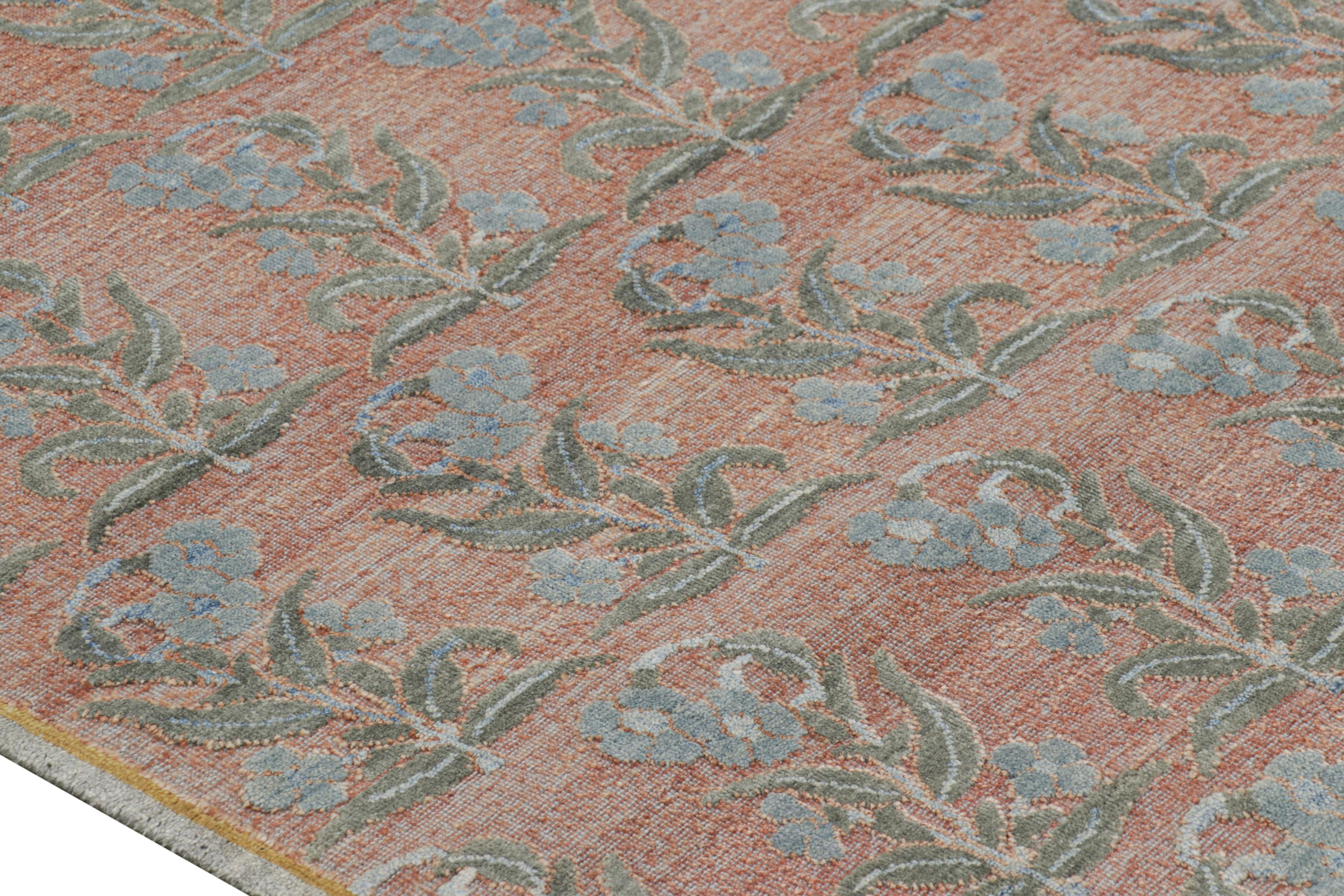 Rug & Kilim's Blockdruck-Teppichdesign mit blauen und grünen Blumenmustern (Indisch) im Angebot