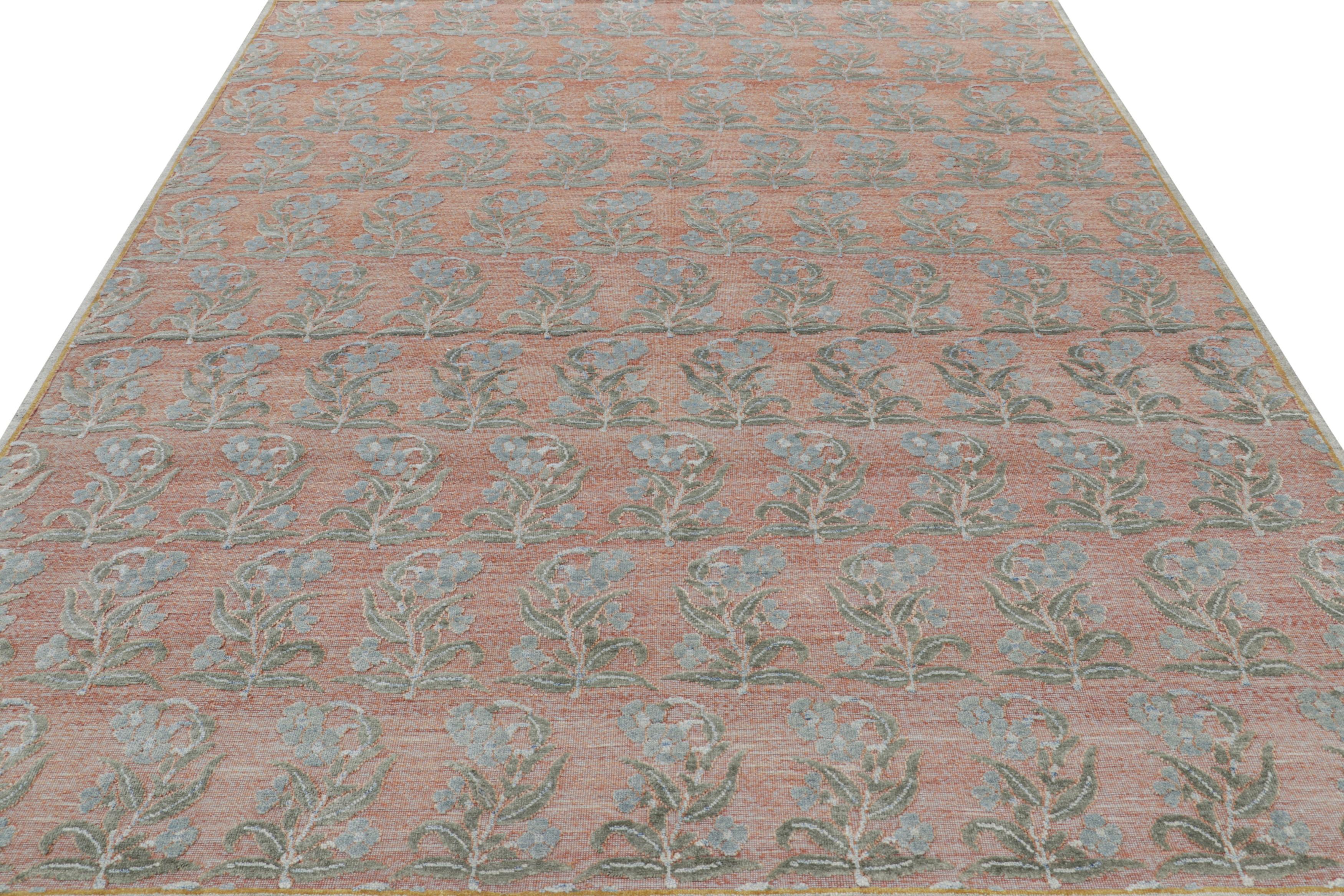 Rug & Kilim's Blockdruck-Teppichdesign mit blauen und grünen Blumenmustern (Handgeknüpft) im Angebot