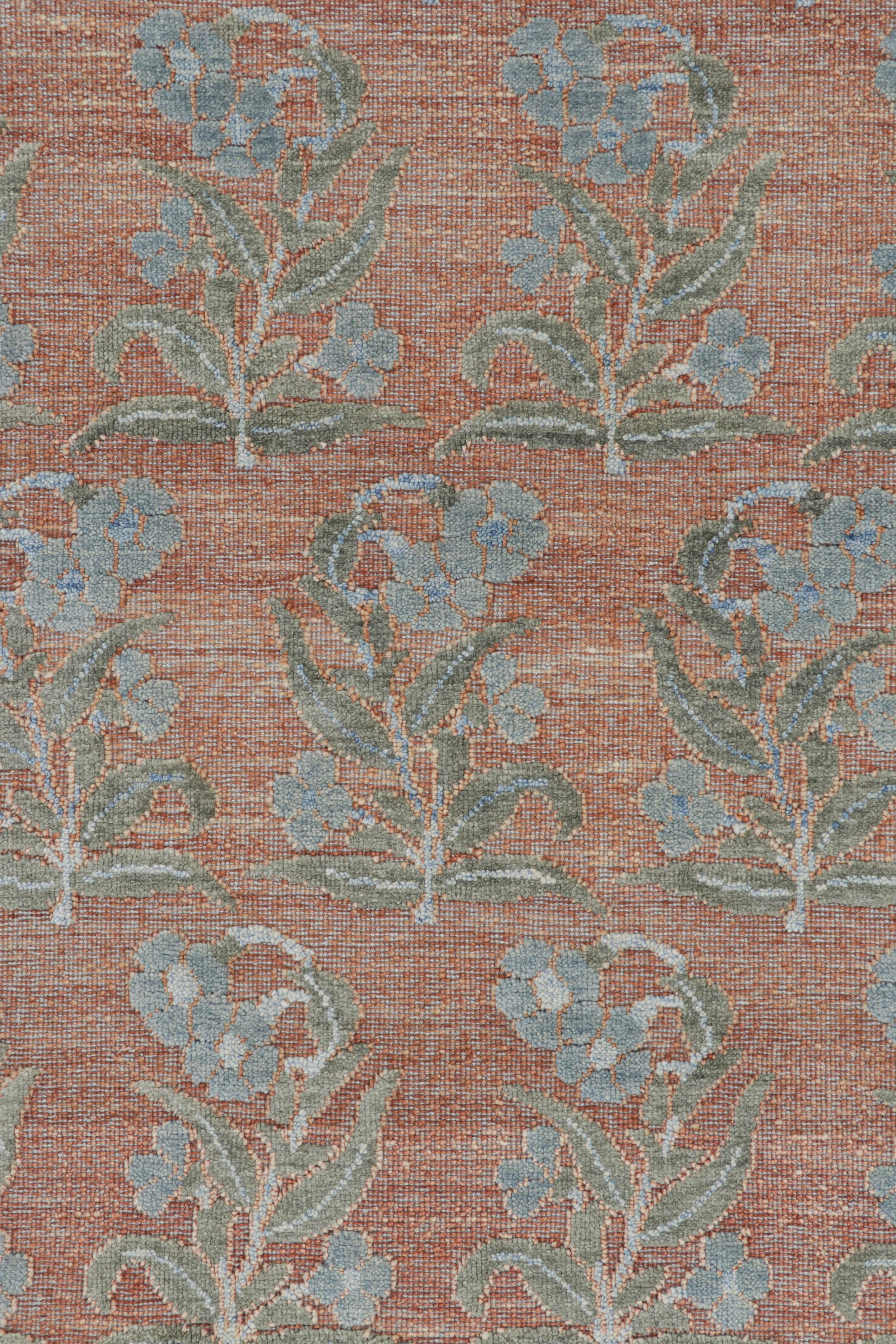 Rug & Kilim's Blockdruck-Teppichdesign mit blauen und grünen Blumenmustern (21. Jahrhundert und zeitgenössisch) im Angebot