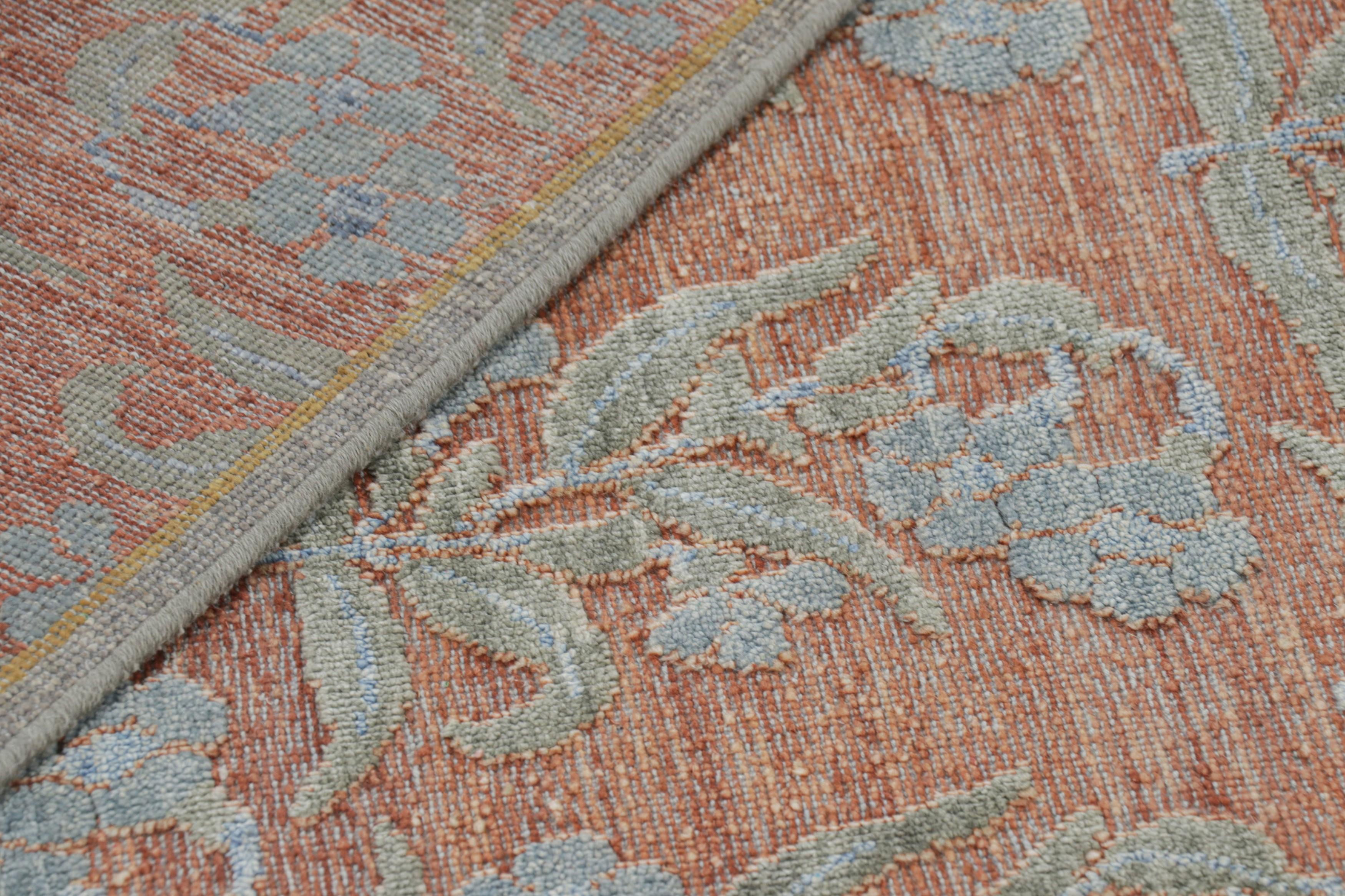 Rug & Kilim's Blockdruck-Teppichdesign mit blauen und grünen Blumenmustern (Wolle) im Angebot