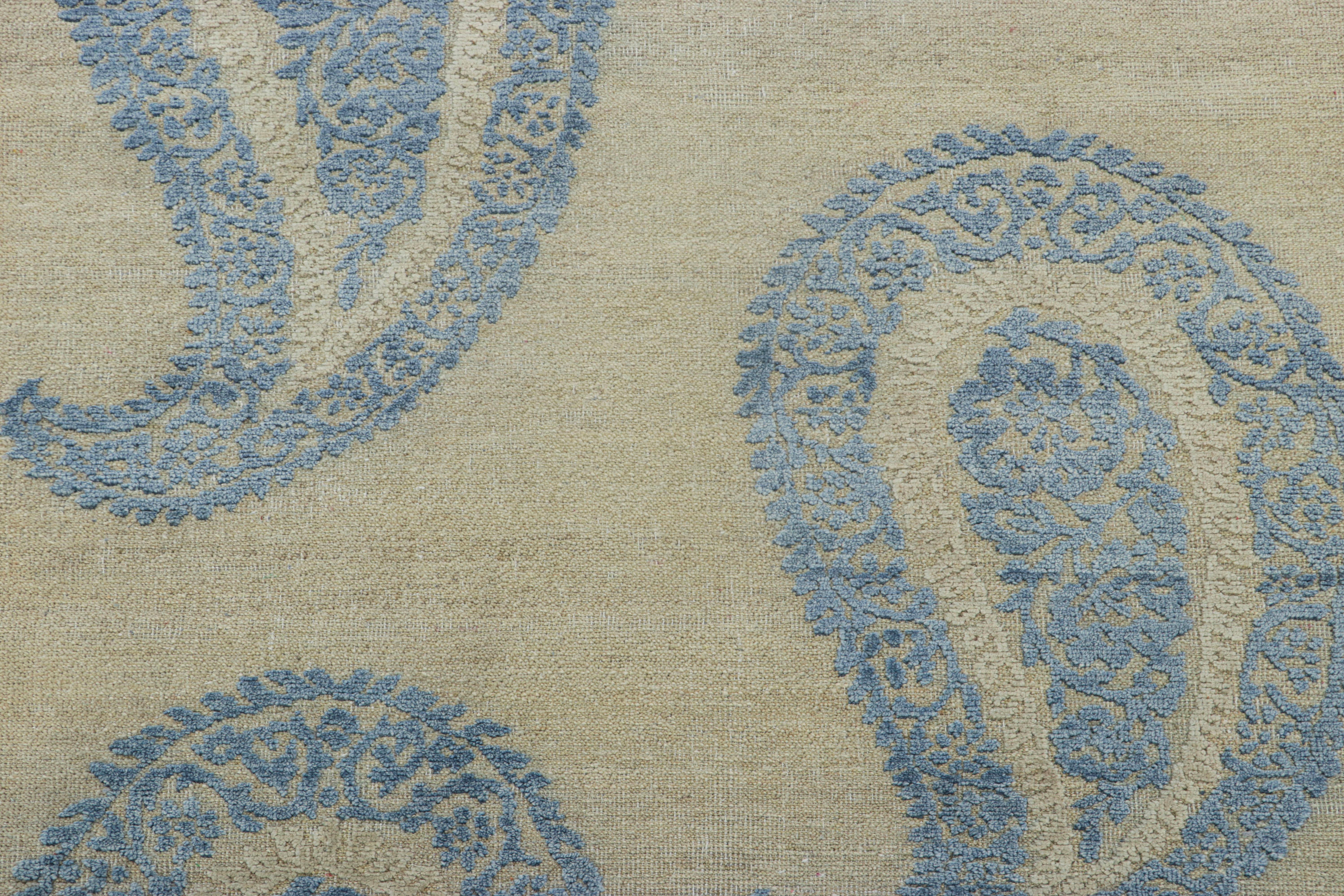 Fabriqué en laine et soie nouées à la main, ce tapis contemporain 3x5 est un nouvel ajout à la ligne Block Print de la Collection Modern Classics de Rug & Kilim - une nouvelle approche sophistiquée et élégante d'un style historique. 

Sur le Design