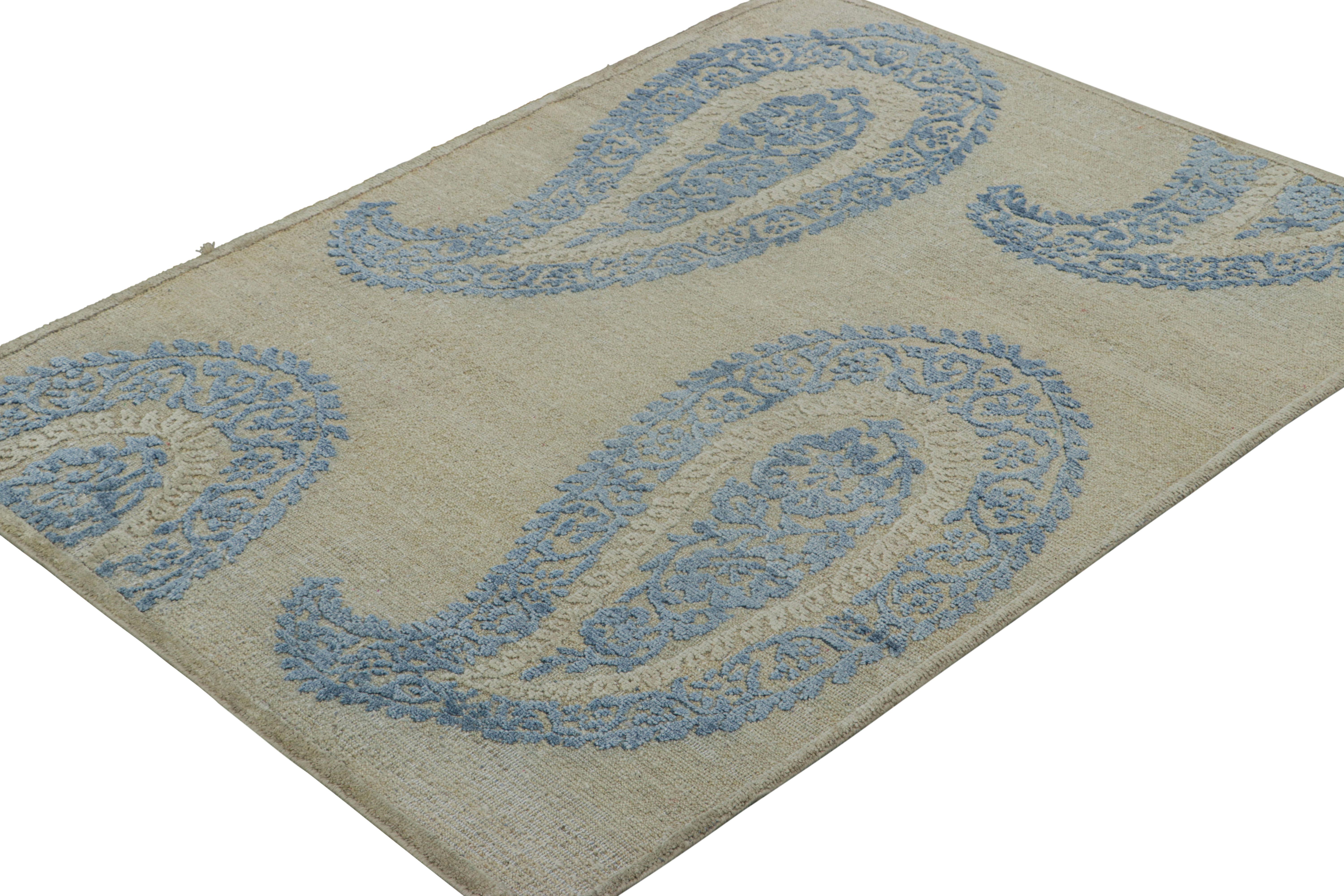 Moderne Rug & Kilim's Block Print Rug Design with Blue Floral Patterns (tapis à motifs floraux bleus) en vente