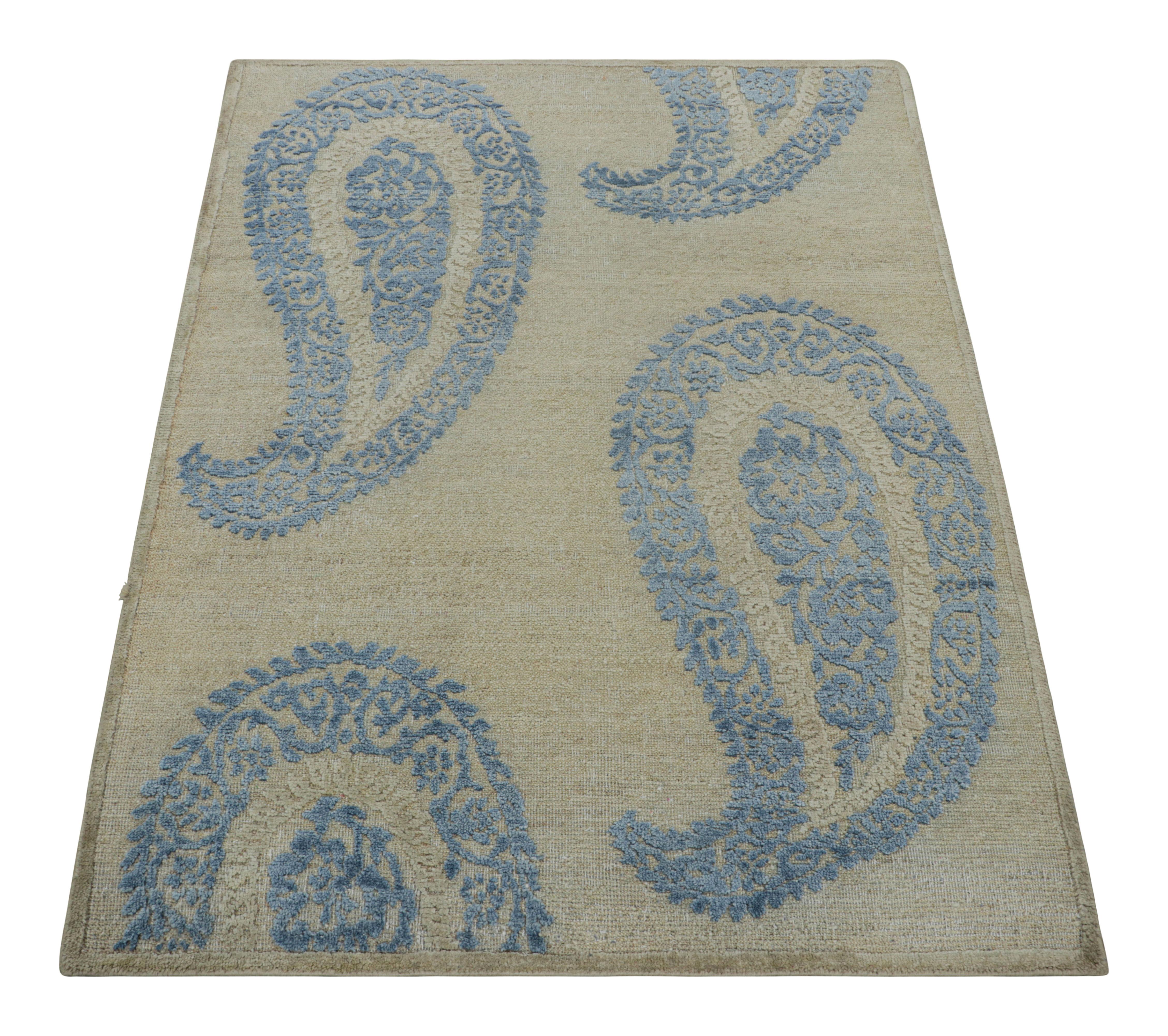 Indien Rug & Kilim's Block Print Rug Design with Blue Floral Patterns (tapis à motifs floraux bleus) en vente