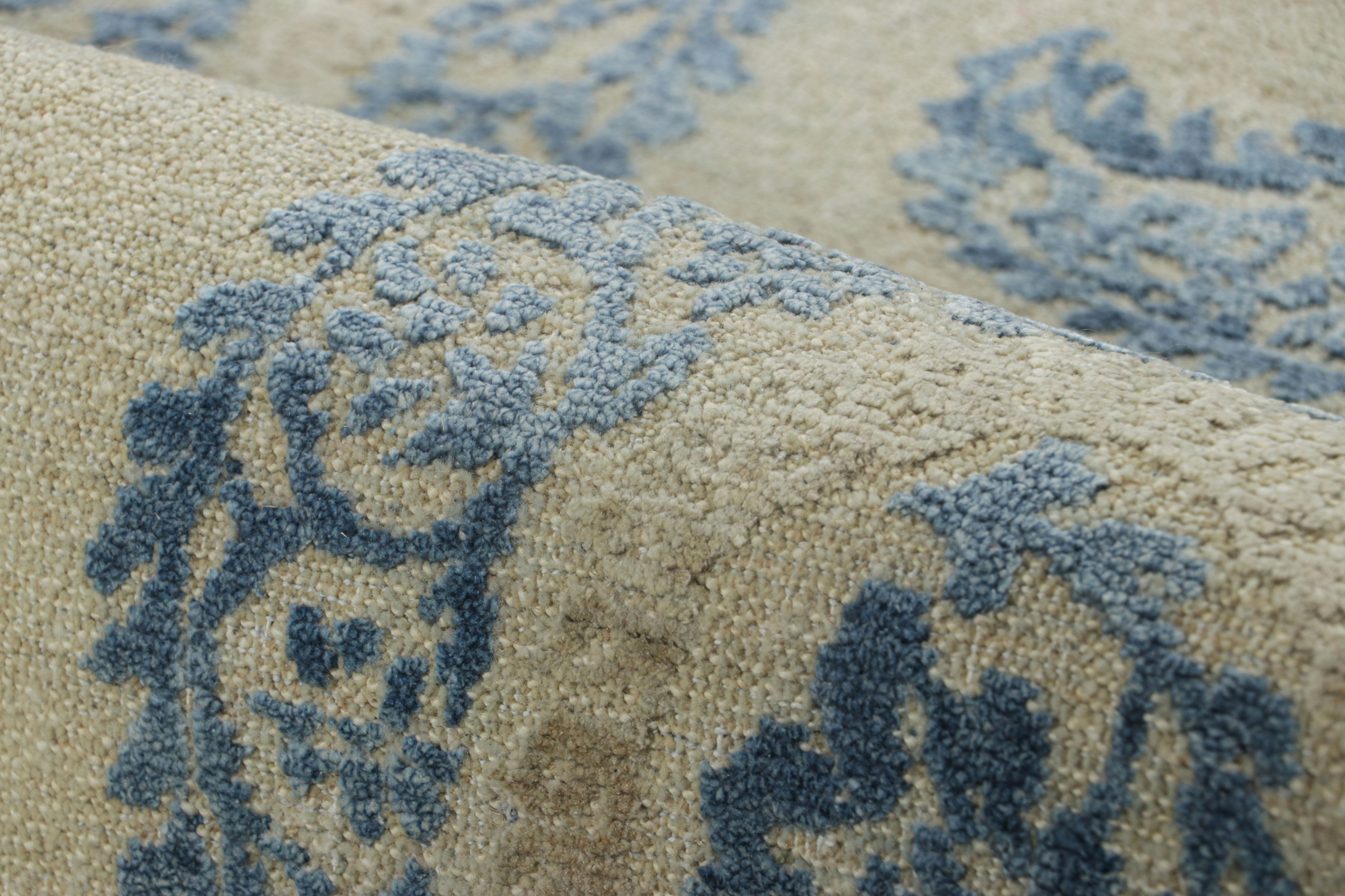 Rug & Kilim's Block Print Rug Design with Blue Floral Patterns (tapis à motifs floraux bleus) Neuf - En vente à Long Island City, NY