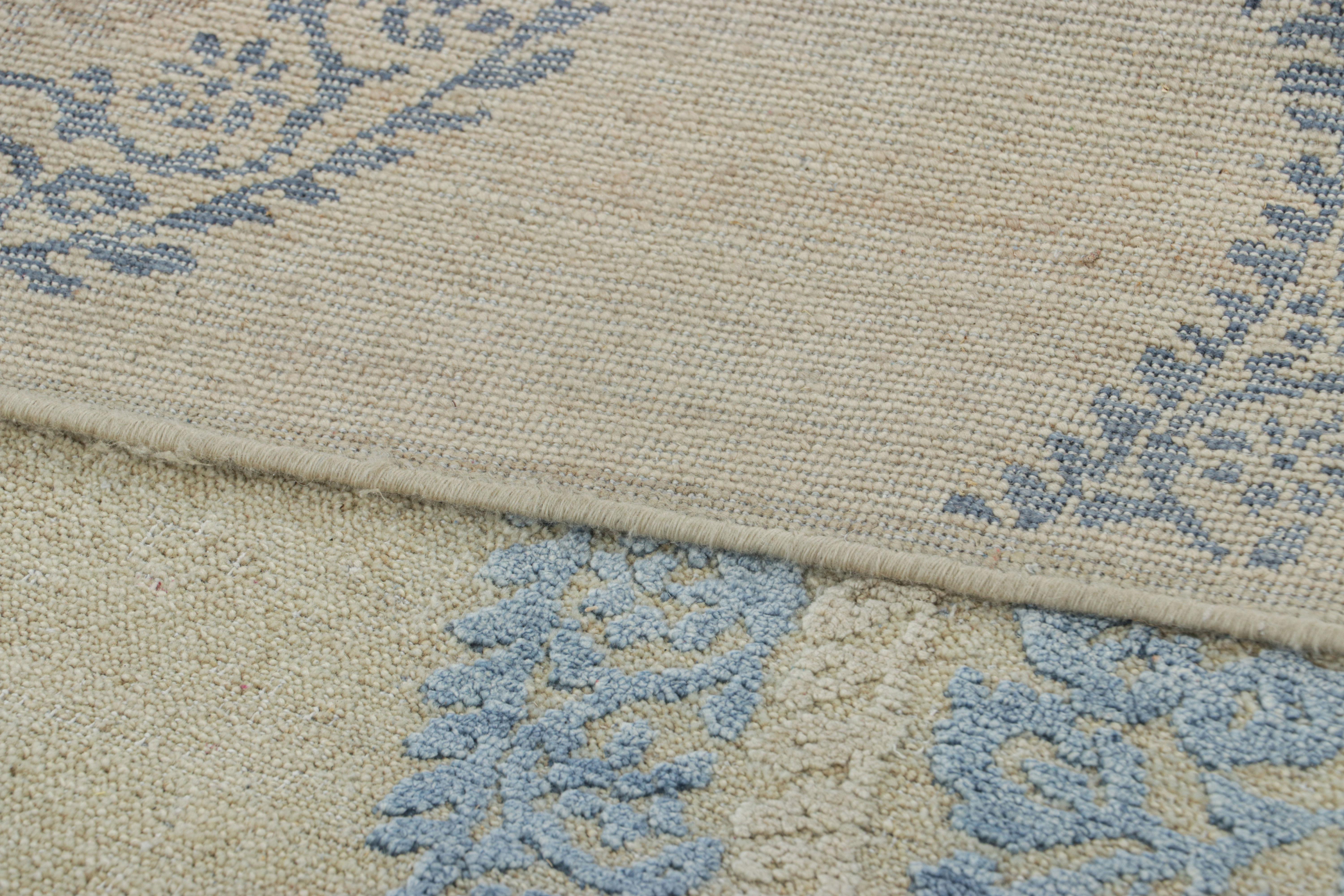 XXIe siècle et contemporain Rug & Kilim's Block Print Rug Design with Blue Floral Patterns (tapis à motifs floraux bleus) en vente