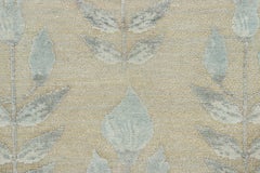 Rug & Kilim è un tappeto con stampa a blocchi e motivi floreali grigi.