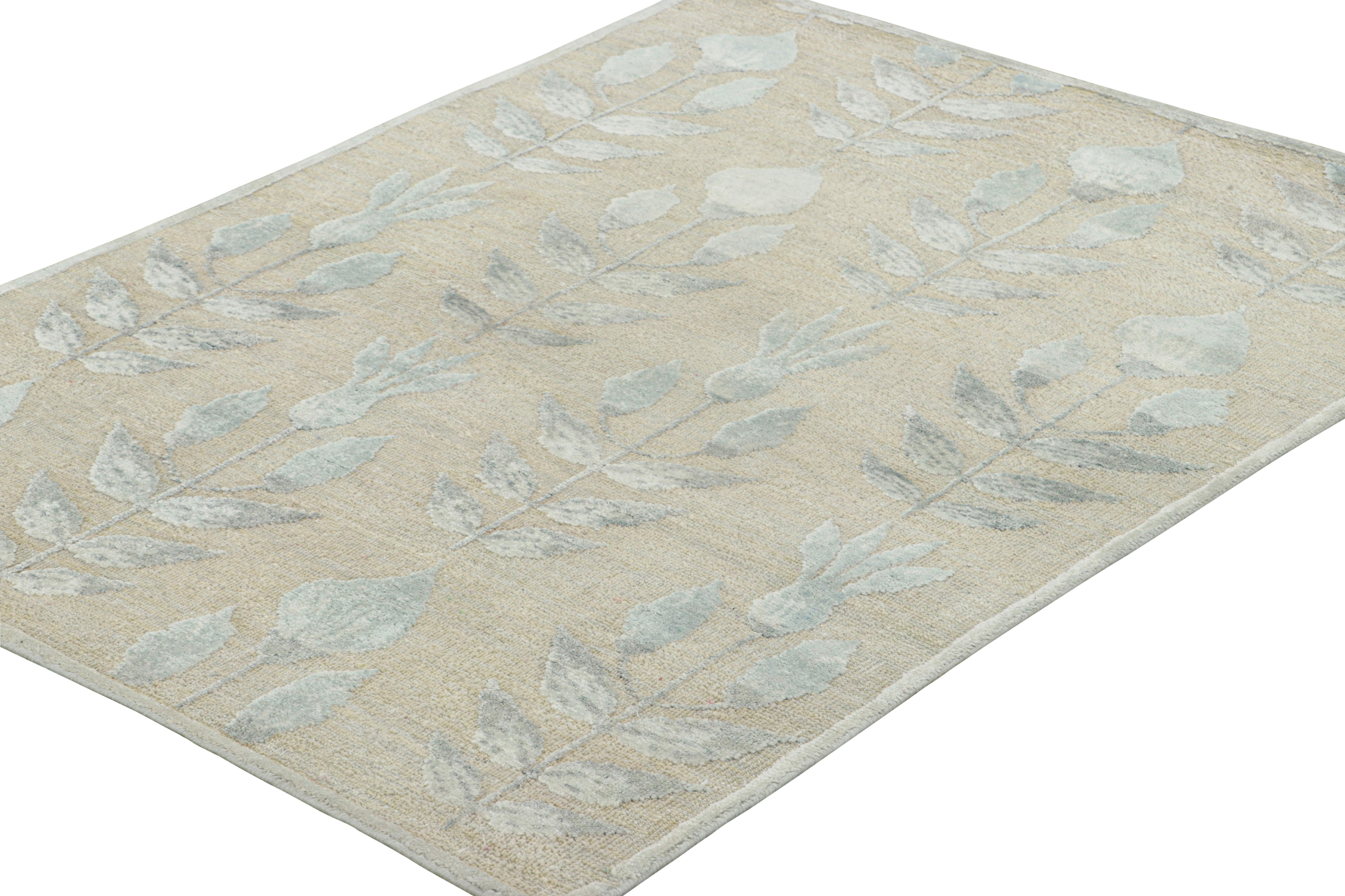 Rug & Kilim's Blockdruck-Teppichdesign mit grauen Blumenmustern (Moderne) im Angebot