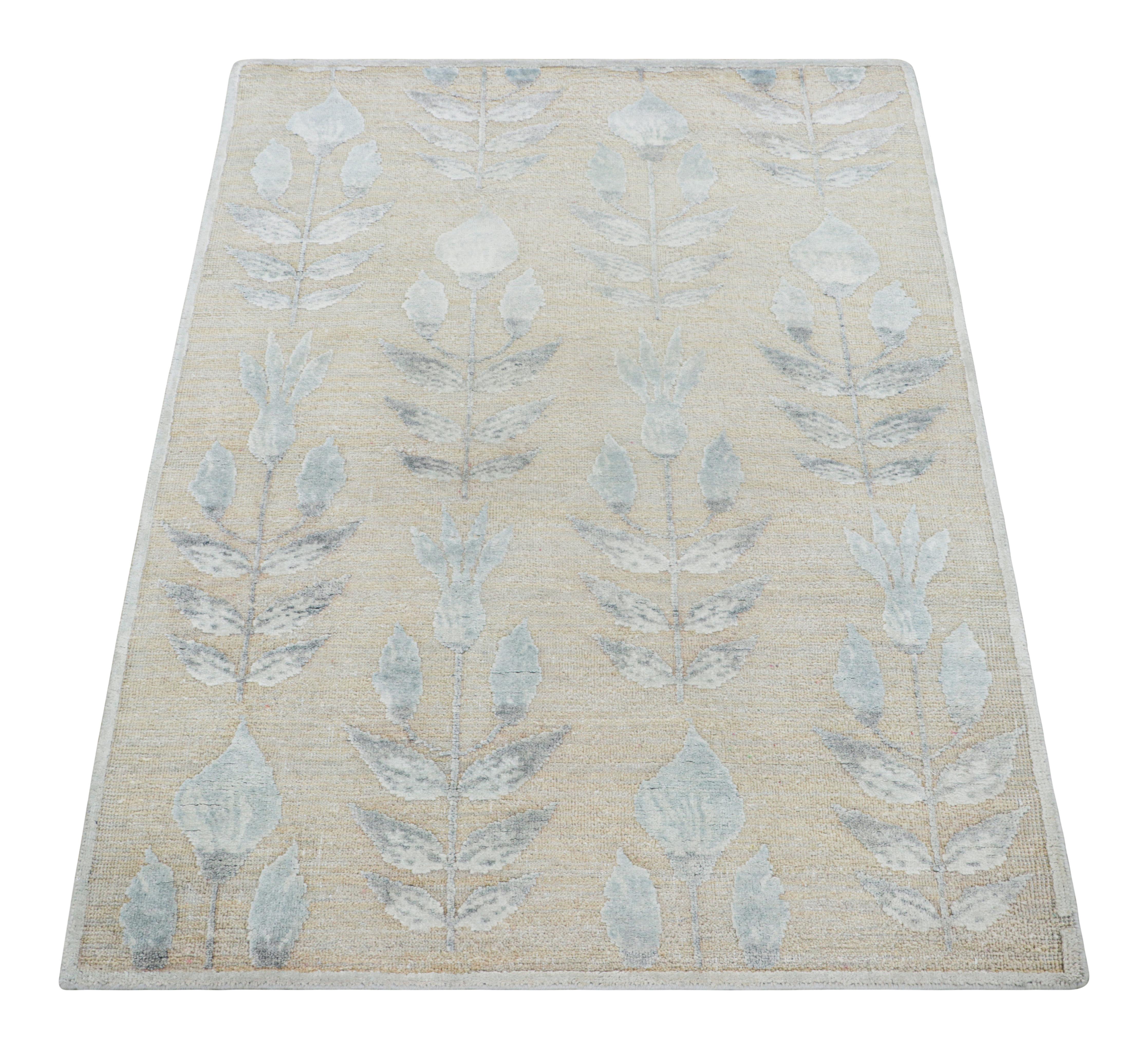 Rug & Kilim's Blockdruck-Teppichdesign mit grauen Blumenmustern (Indisch) im Angebot