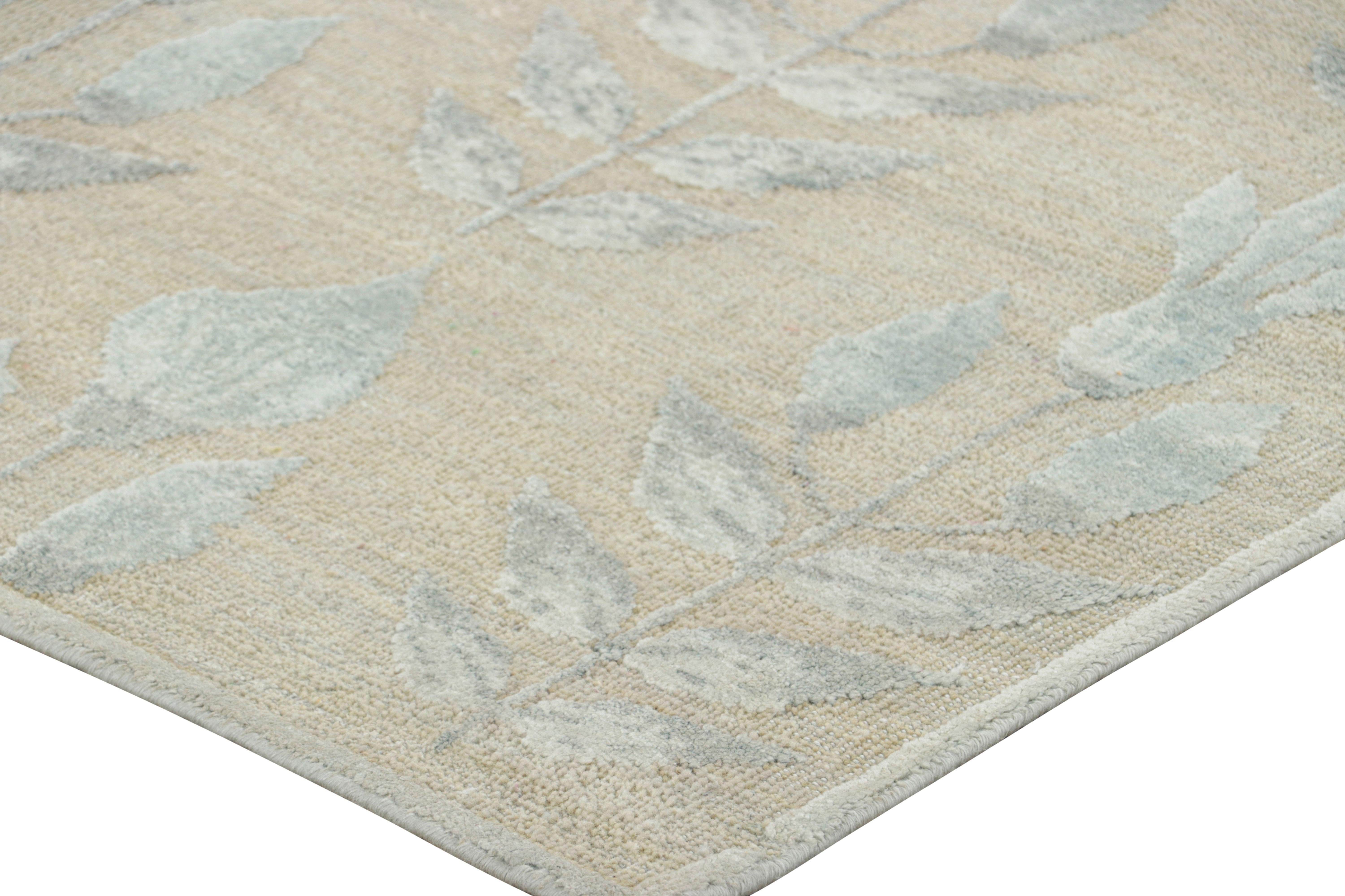 Rug & Kilim's Blockdruck-Teppichdesign mit grauen Blumenmustern (Handgeknüpft) im Angebot
