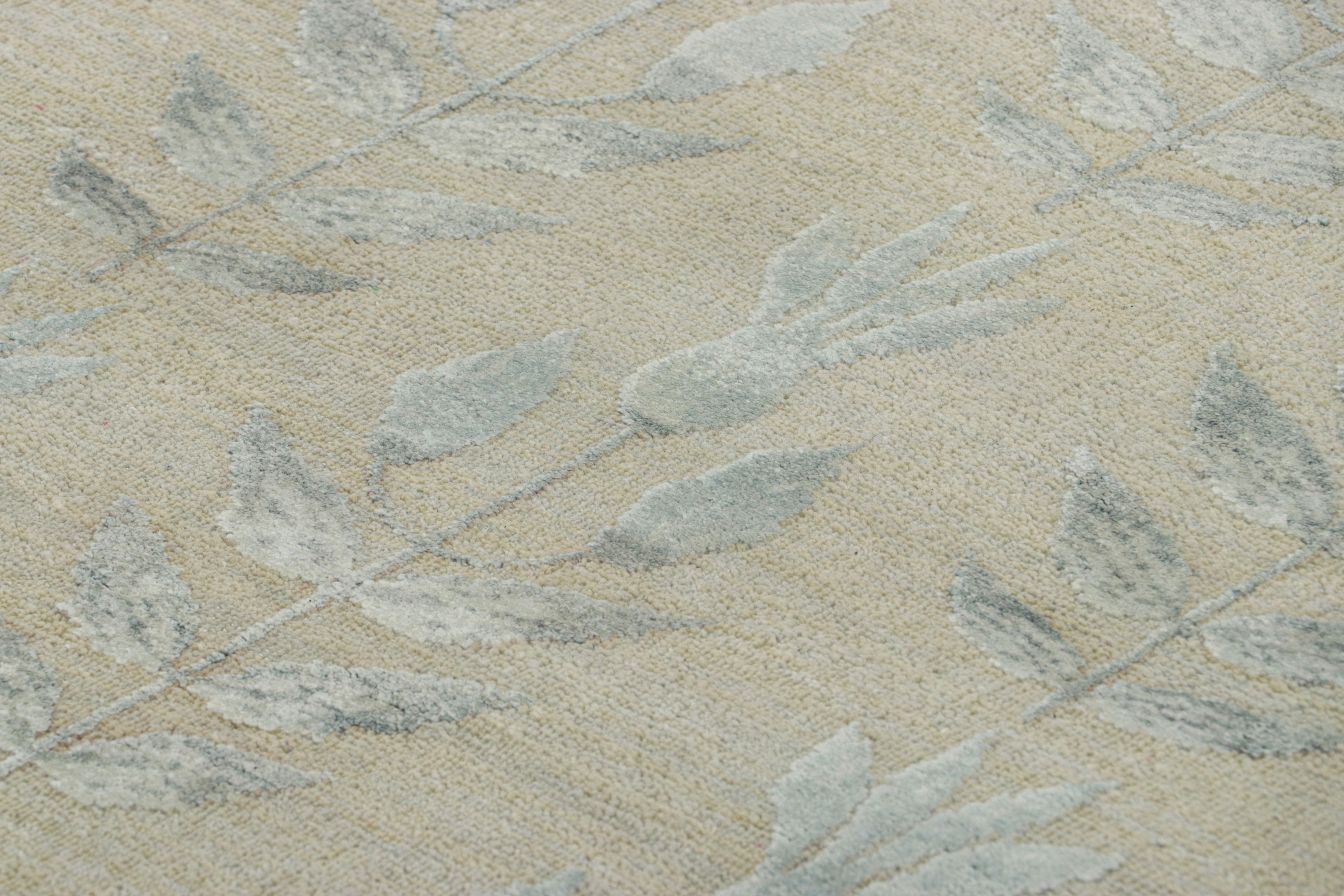 Rug & Kilim's Blockdruck-Teppichdesign mit grauen Blumenmustern im Zustand „Neu“ im Angebot in Long Island City, NY