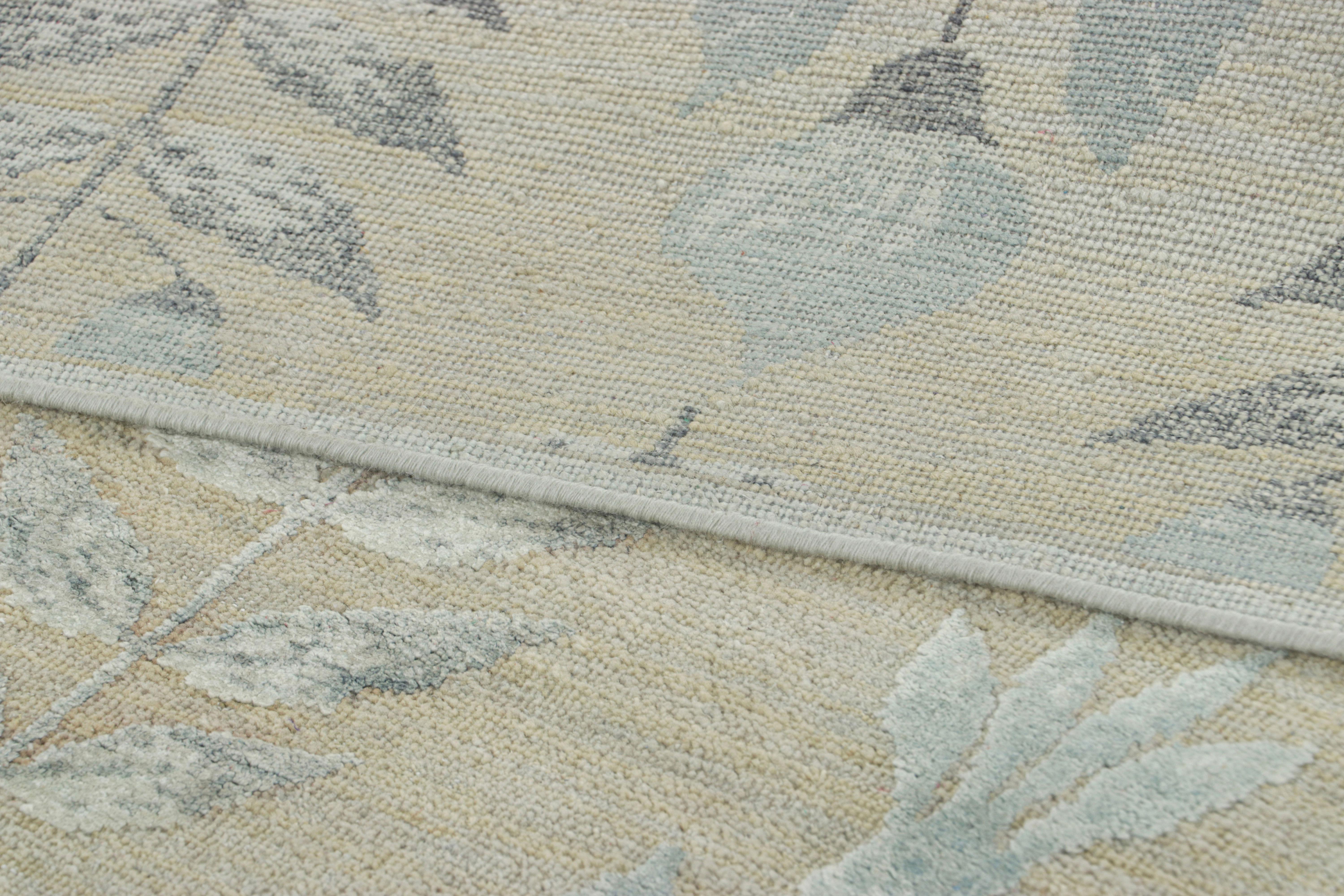 Rug & Kilim's Blockdruck-Teppichdesign mit grauen Blumenmustern (Wolle) im Angebot