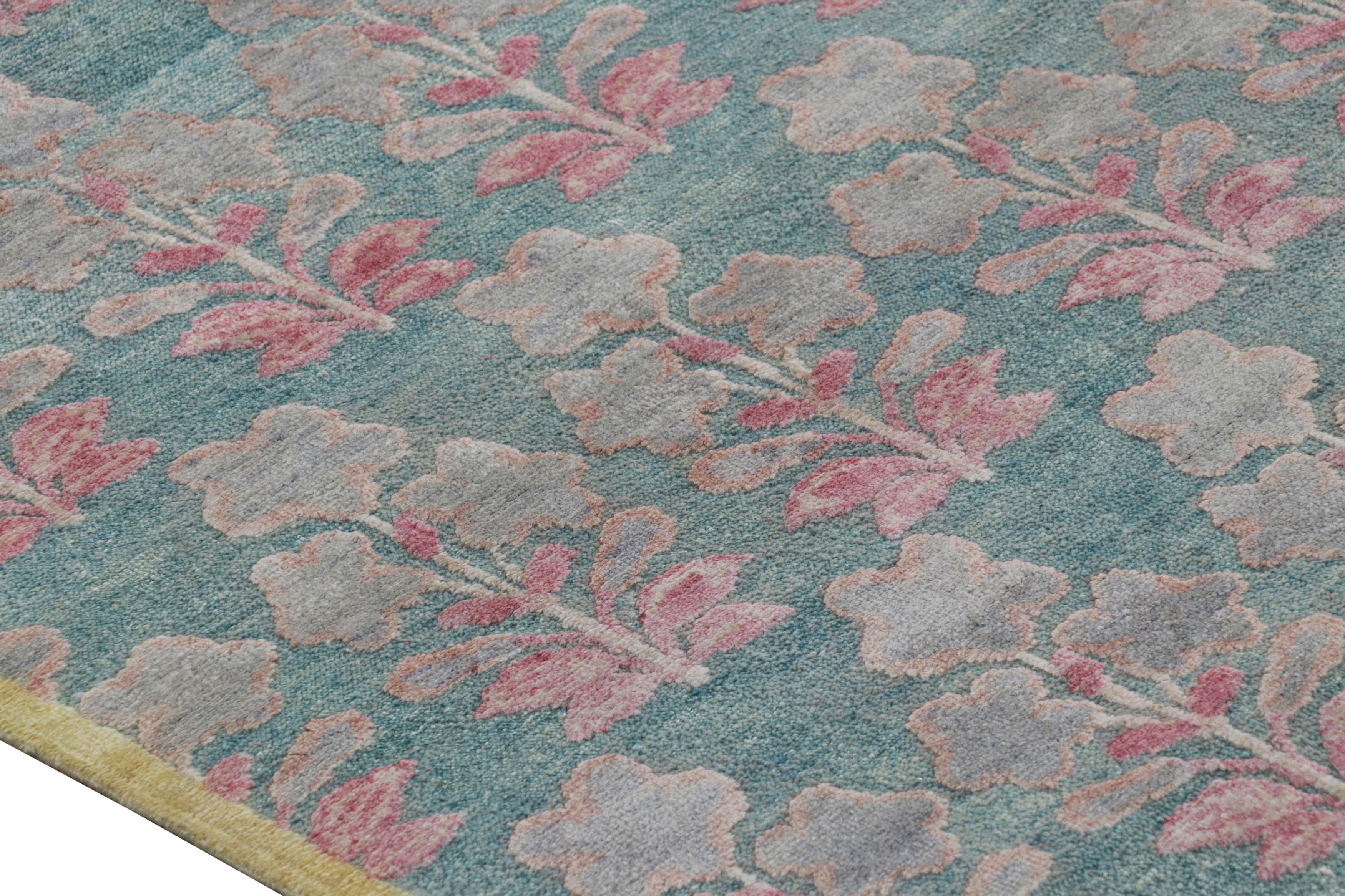 Rug & Kilim's Blockdruck-Teppichdesign mit rosa und grünem Blumenmuster (Moderne) im Angebot