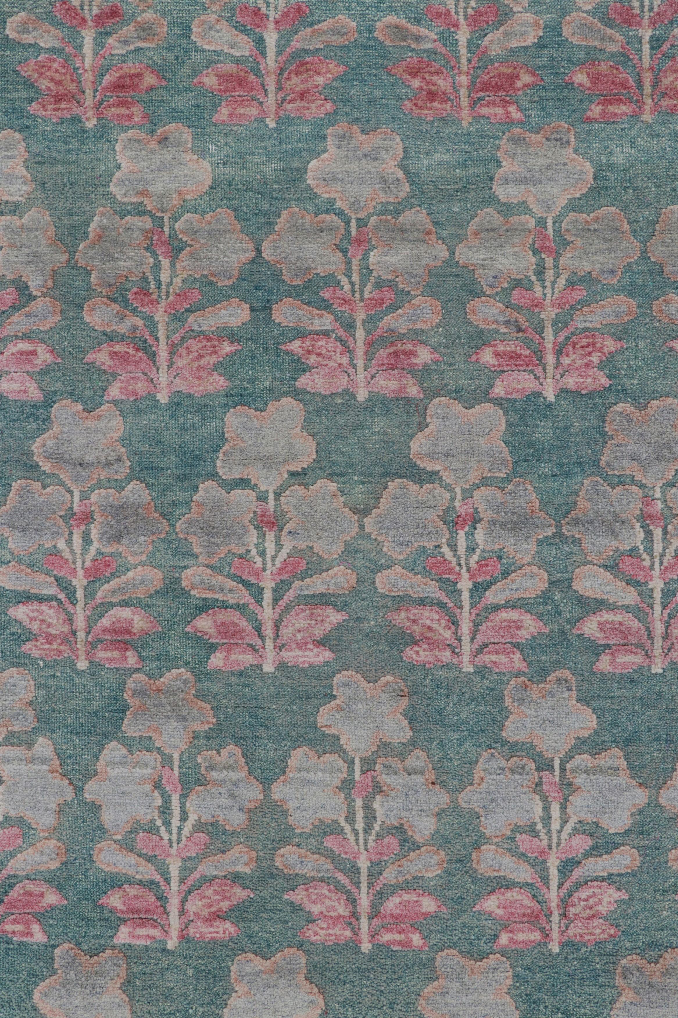 Rug & Kilim's Blockdruck-Teppichdesign mit rosa und grünem Blumenmuster im Zustand „Neu“ im Angebot in Long Island City, NY