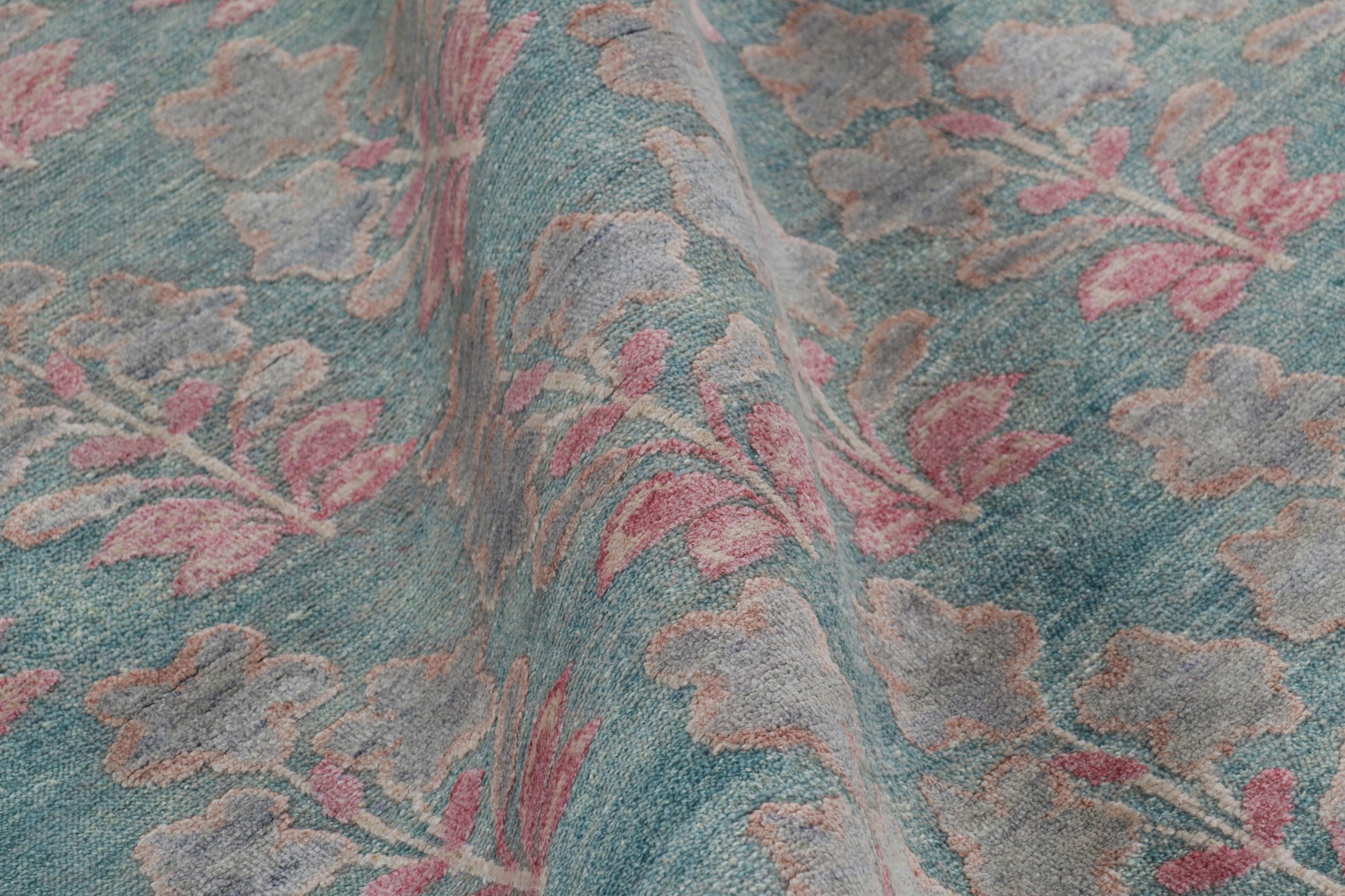Rug & Kilim's Blockdruck-Teppichdesign mit rosa und grünem Blumenmuster (21. Jahrhundert und zeitgenössisch) im Angebot