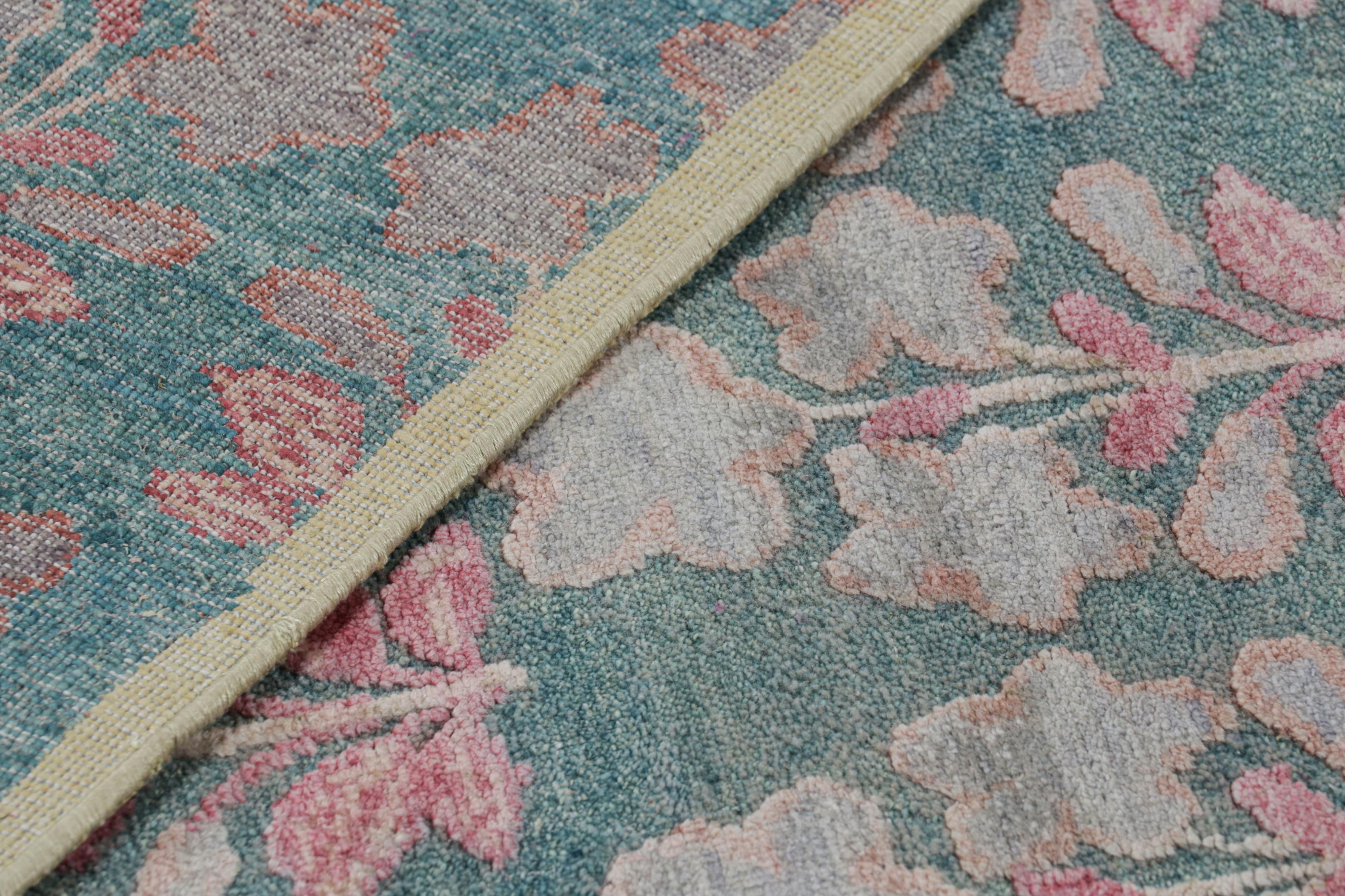 Rug & Kilim's Blockdruck-Teppichdesign mit rosa und grünem Blumenmuster (Seide) im Angebot
