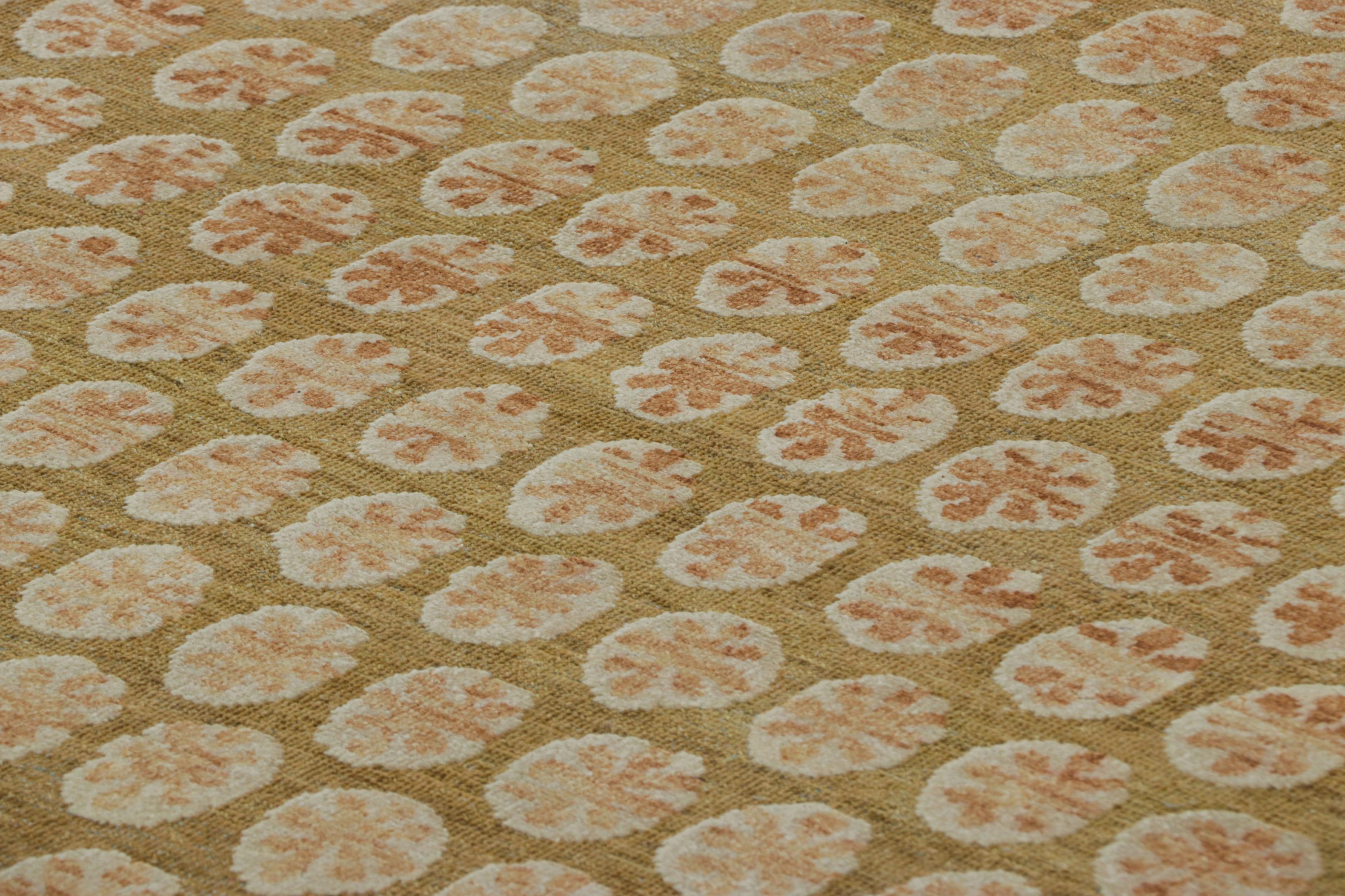 Noué à la main en laine et en soie, ce tapis 8x10 est un ajout audacieux à la ligne Block Print de la Collection Modern Classics de Rug & Kilim - une nouvelle approche sophistiquée et élégante d'un style historique.

Sur le Design : 

Cette pièce