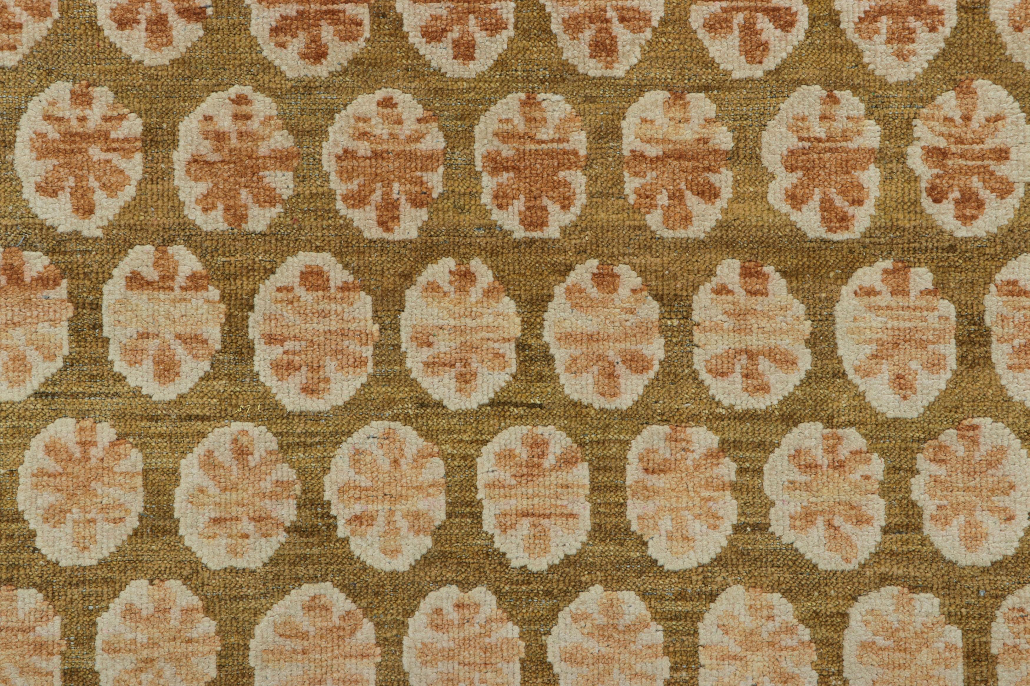 Moderne Rug & Kilim's Block Print Rug, Gold with Cream and Peach Floral Patterns (tapis à motifs floraux crème et pêche) en vente