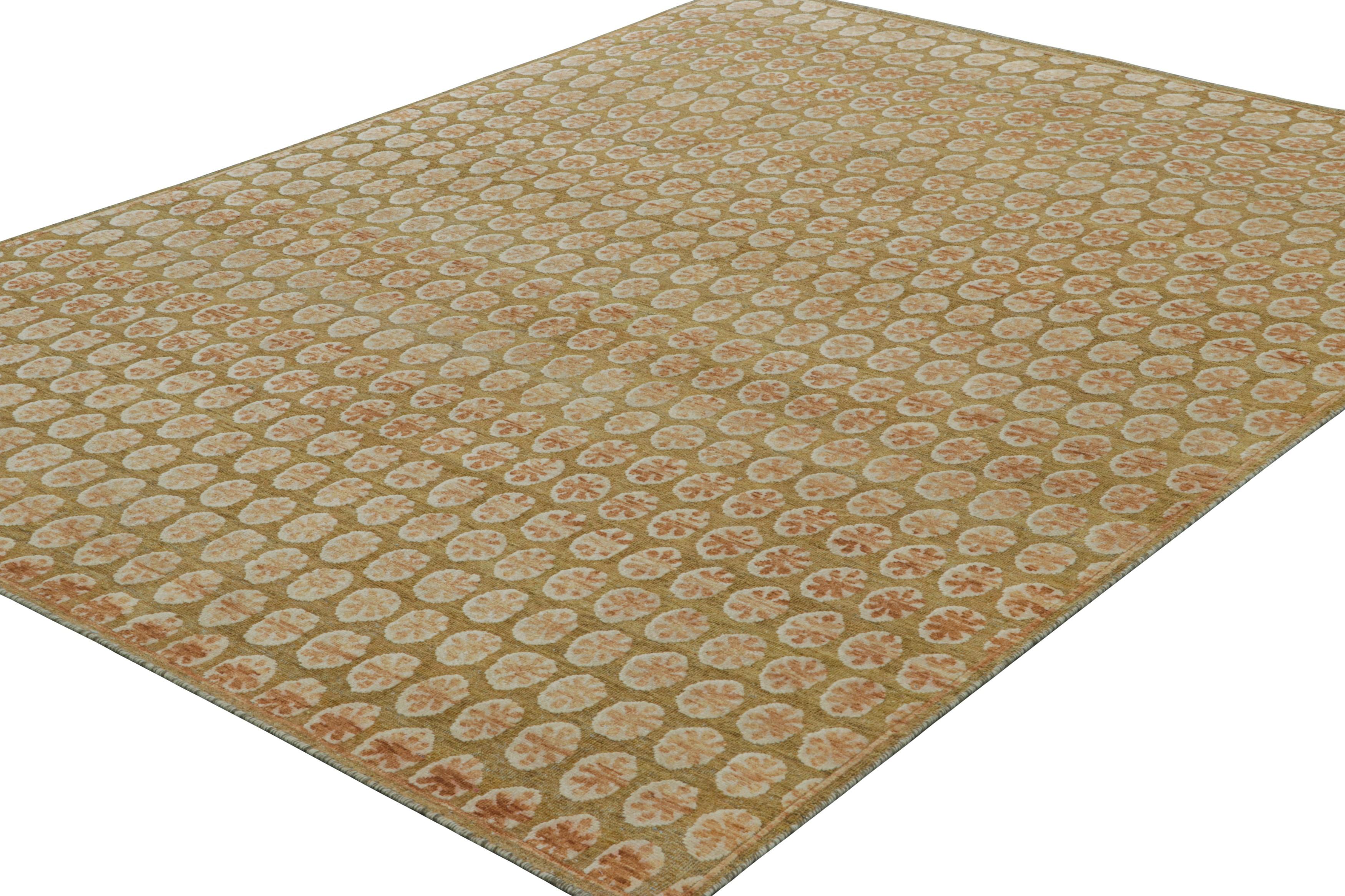 Afghan Rug & Kilim's Block Print Rug, Gold with Cream and Peach Floral Patterns (tapis à motifs floraux crème et pêche) en vente