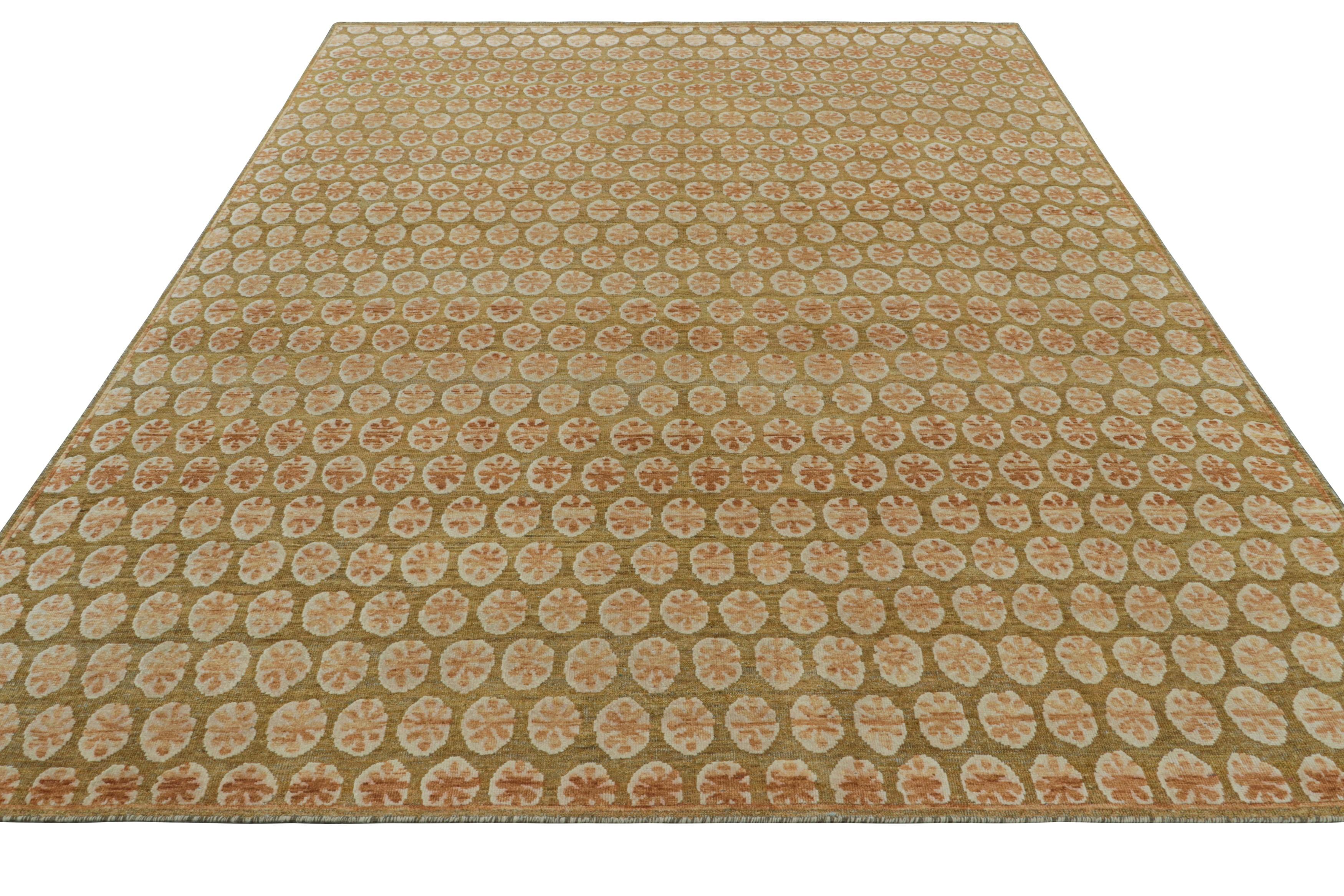 Noué à la main Rug & Kilim's Block Print Rug, Gold with Cream and Peach Floral Patterns (tapis à motifs floraux crème et pêche) en vente