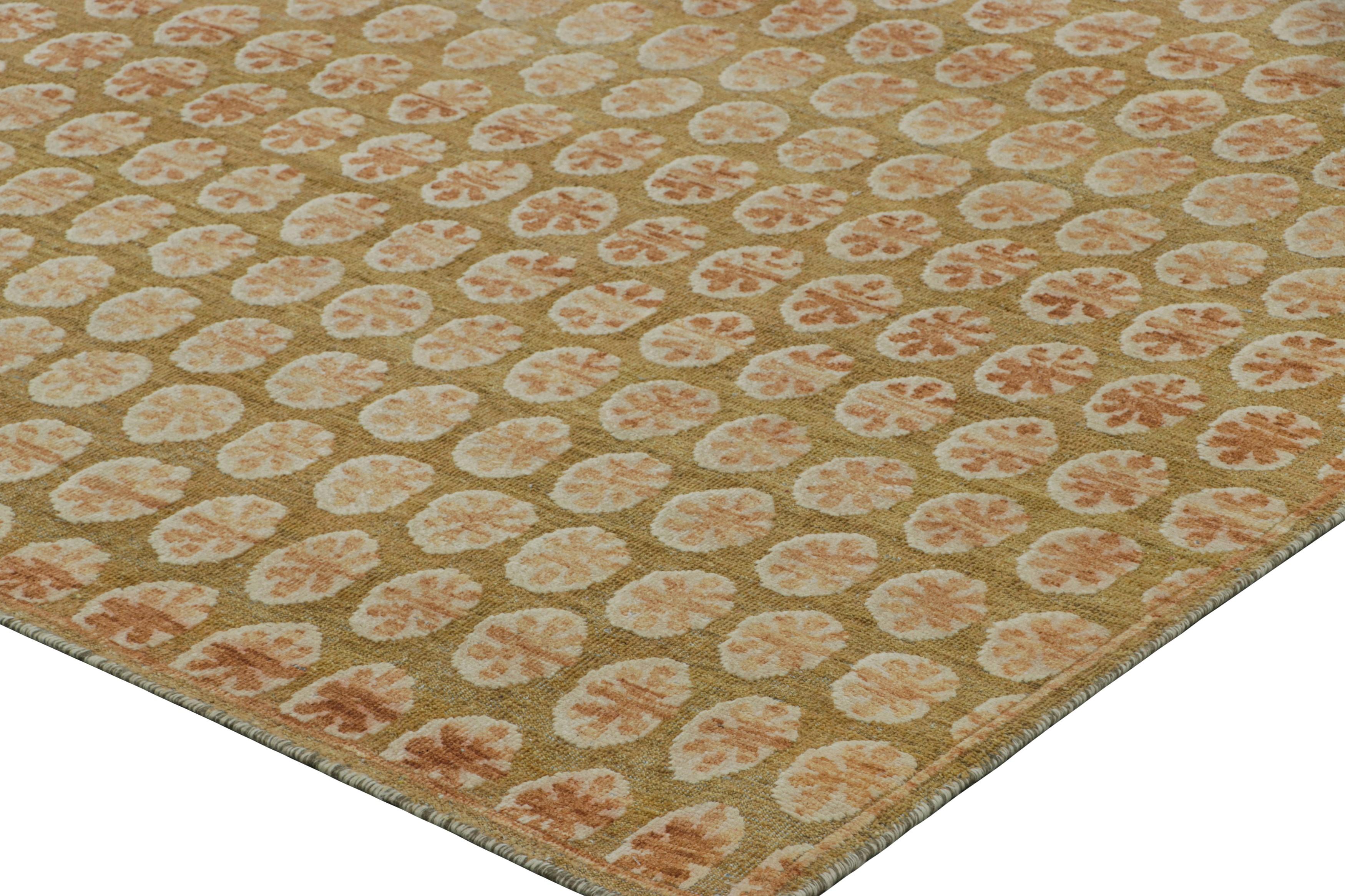 Rug & Kilim's Block Print Rug, Gold with Cream and Peach Floral Patterns (tapis à motifs floraux crème et pêche) Neuf - En vente à Long Island City, NY
