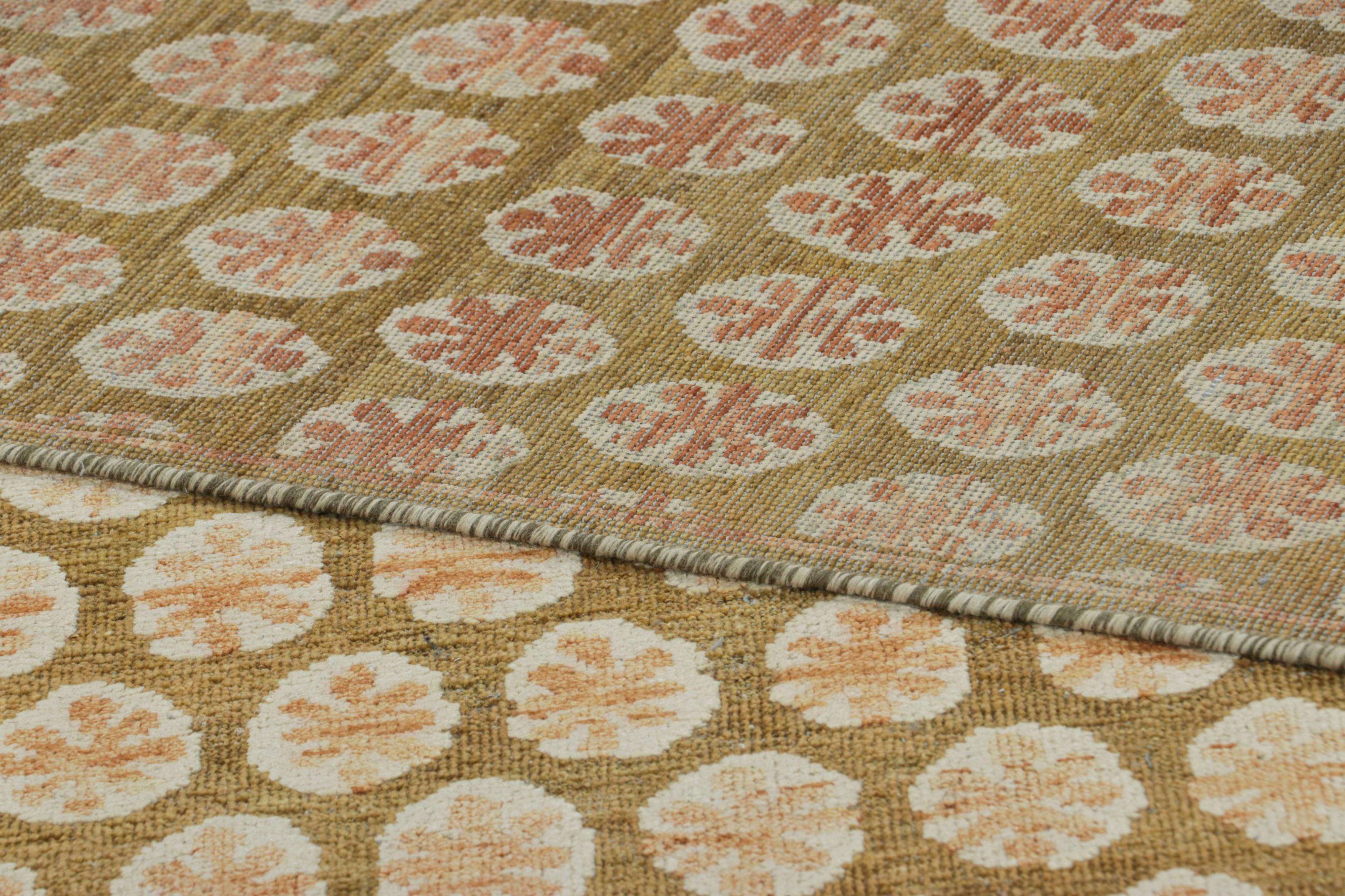 XXIe siècle et contemporain Rug & Kilim's Block Print Rug, Gold with Cream and Peach Floral Patterns (tapis à motifs floraux crème et pêche) en vente