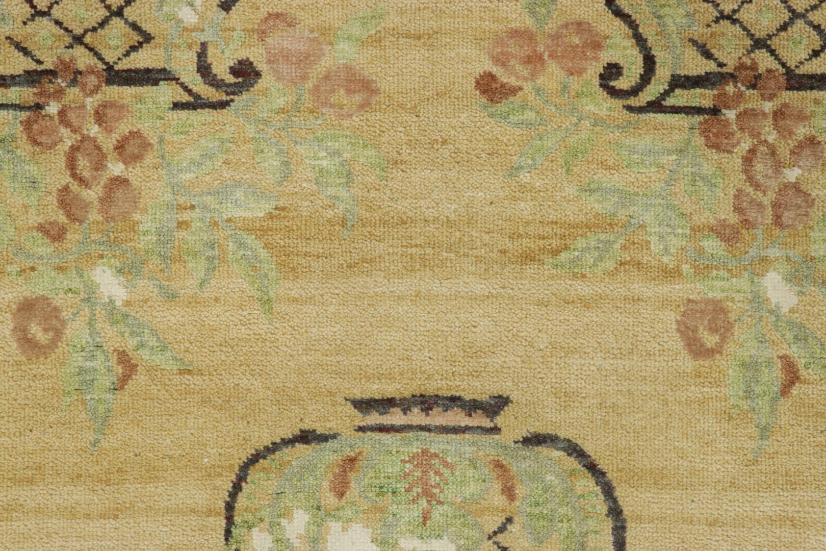  Noué à la main dans un luxueux mélange de laine et de soie, ce tapis moderne de 4x5 est un nouvel ajout unique et passionnant à la Collection Block Print de Rug & Kilim - une ligne innovante célébrant le charme artisanal de l'impression à la
