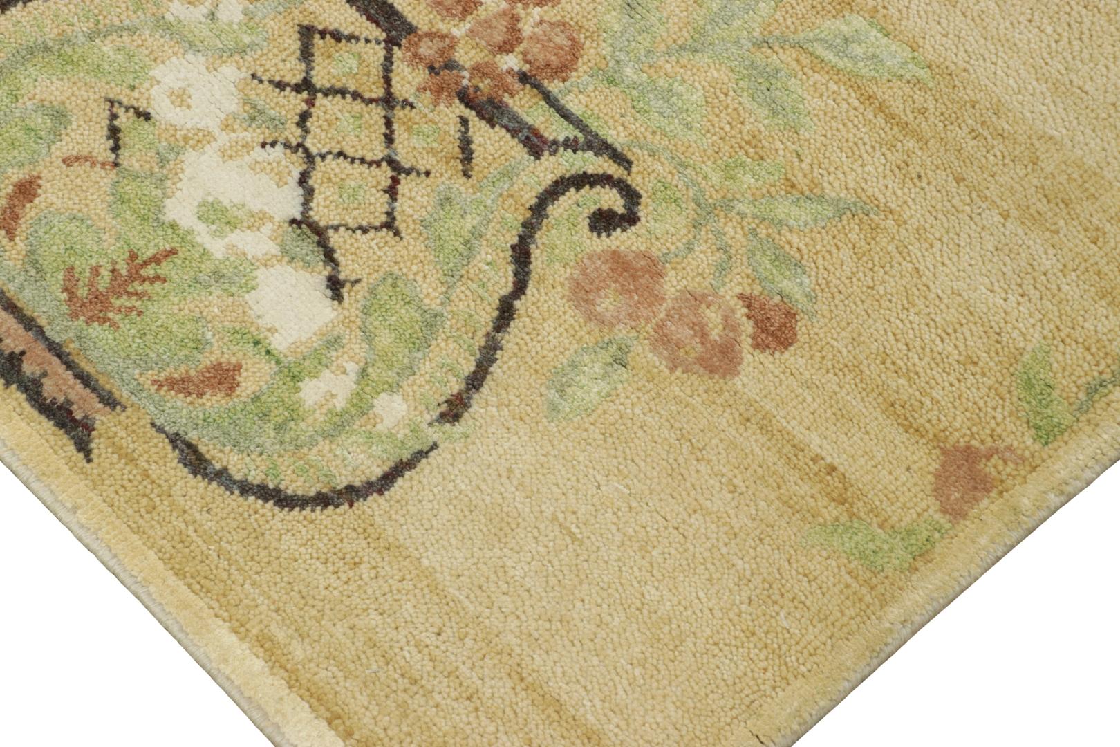 Soie Rug & Kilim's Block print Rug in Beige, Green and Rust Floral Vase Motifs en vente