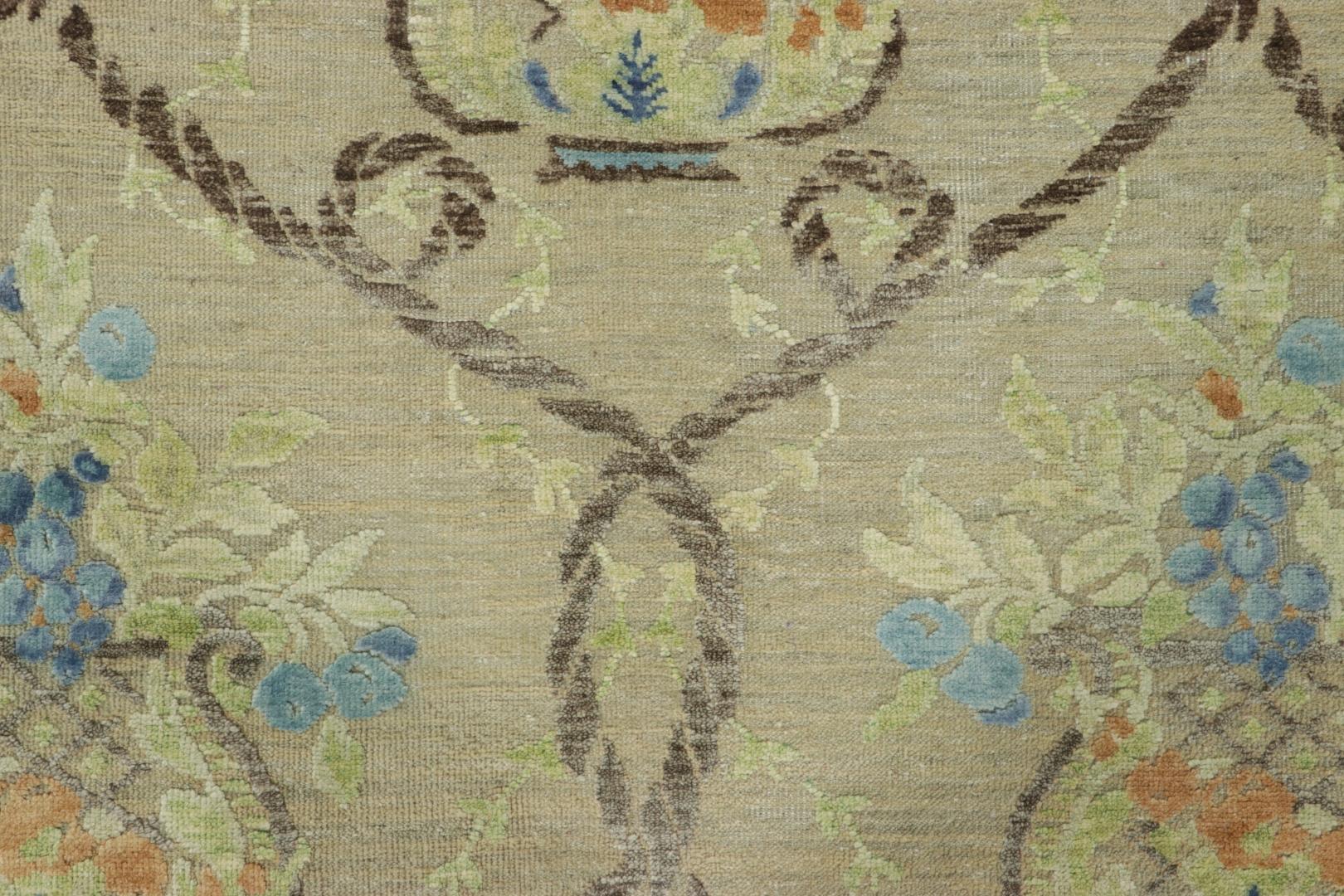 Dieser handgeknüpfte Teppich aus Seide und Wolle im Format 4x5 ist eine kühne Ergänzung der Block Print Collection'S von Rug & Kilim - einer innovativen Linie, die den handwerklichen Charme des Blockdrucks in zeitgenössischer, handgeknüpfter Form