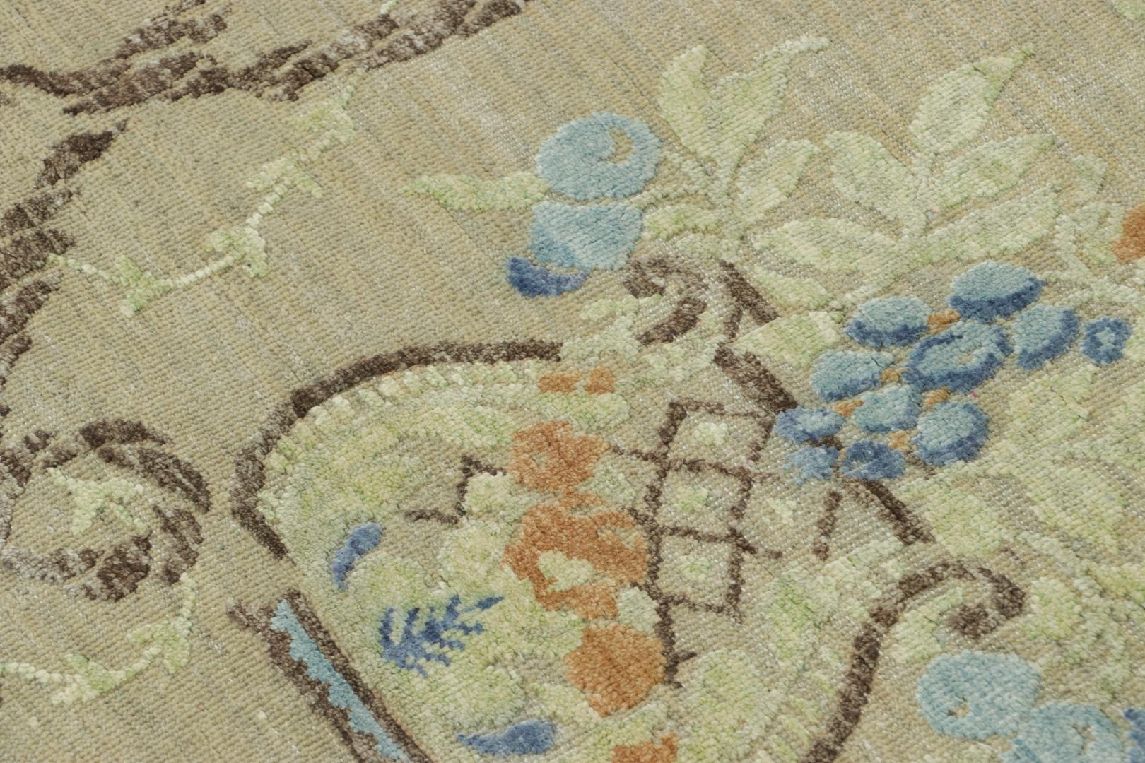 Rug & Kilim's Blockdruck-Teppich in Beige mit eleganten floralen Vasenmotiven (Indisch) im Angebot