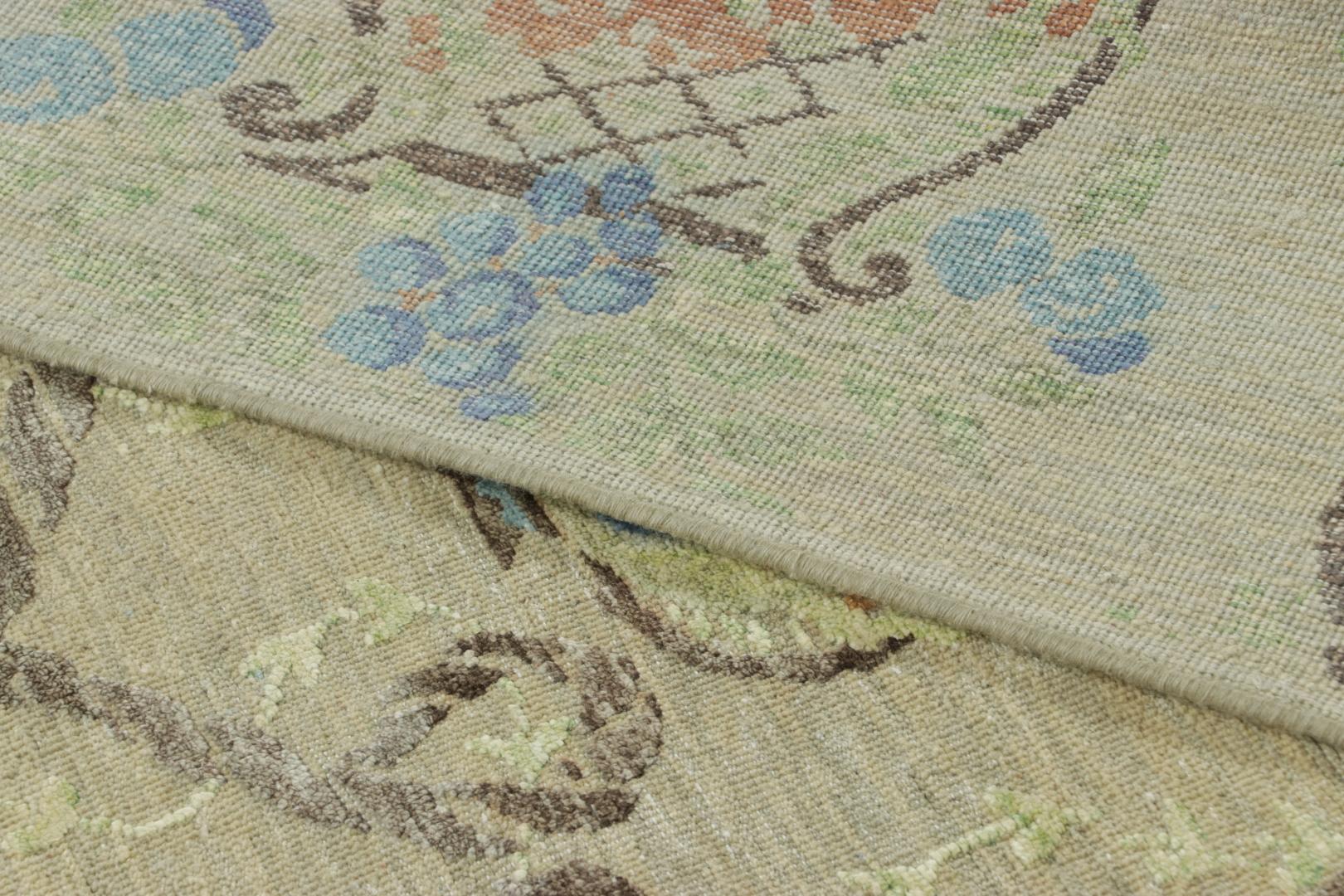 Rug & Kilim's Blockdruck-Teppich in Beige mit eleganten floralen Vasenmotiven (Handgeknüpft) im Angebot