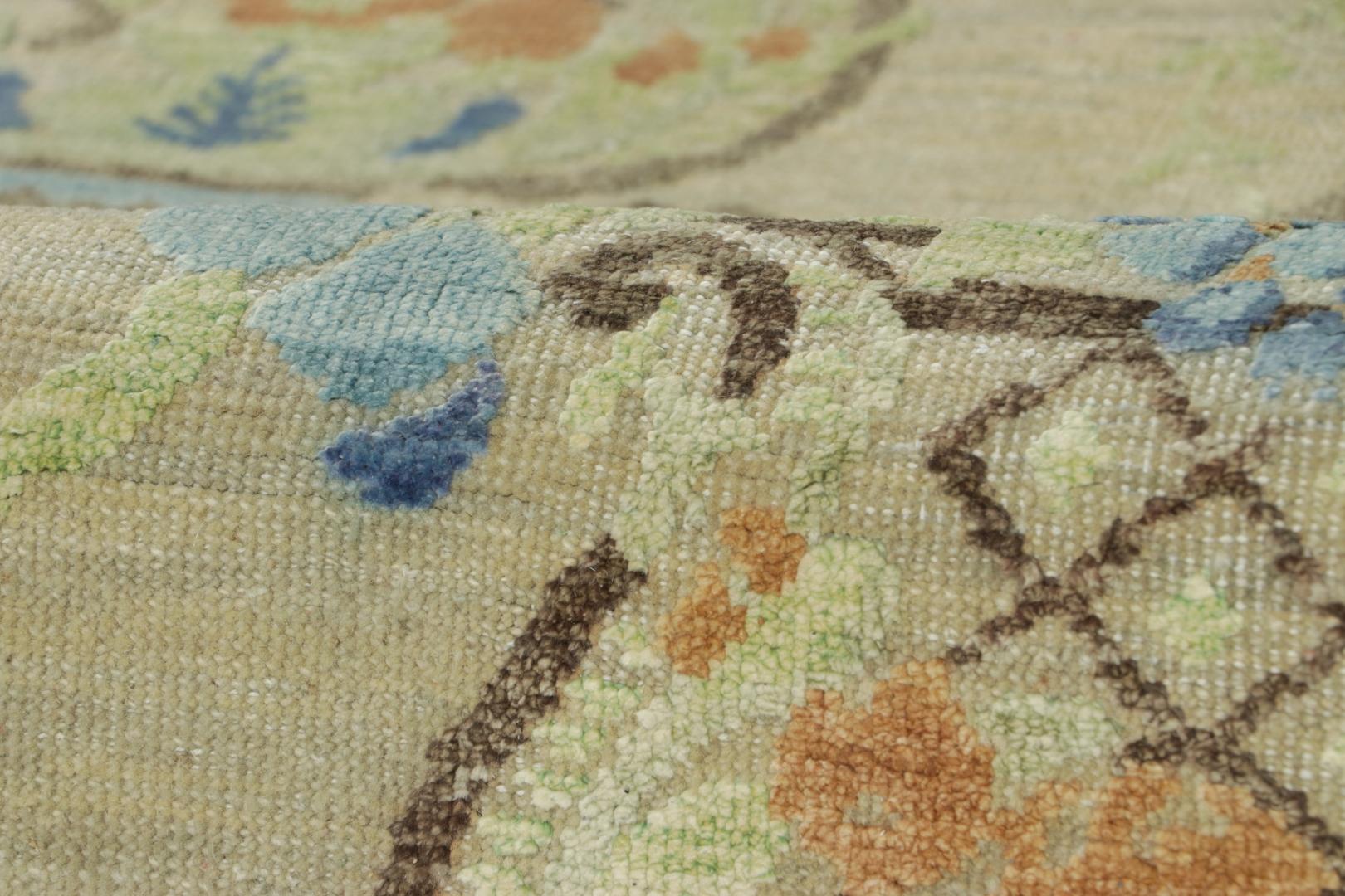Rug & Kilim's Blockdruck-Teppich in Beige mit eleganten floralen Vasenmotiven im Zustand „Neu“ im Angebot in Long Island City, NY