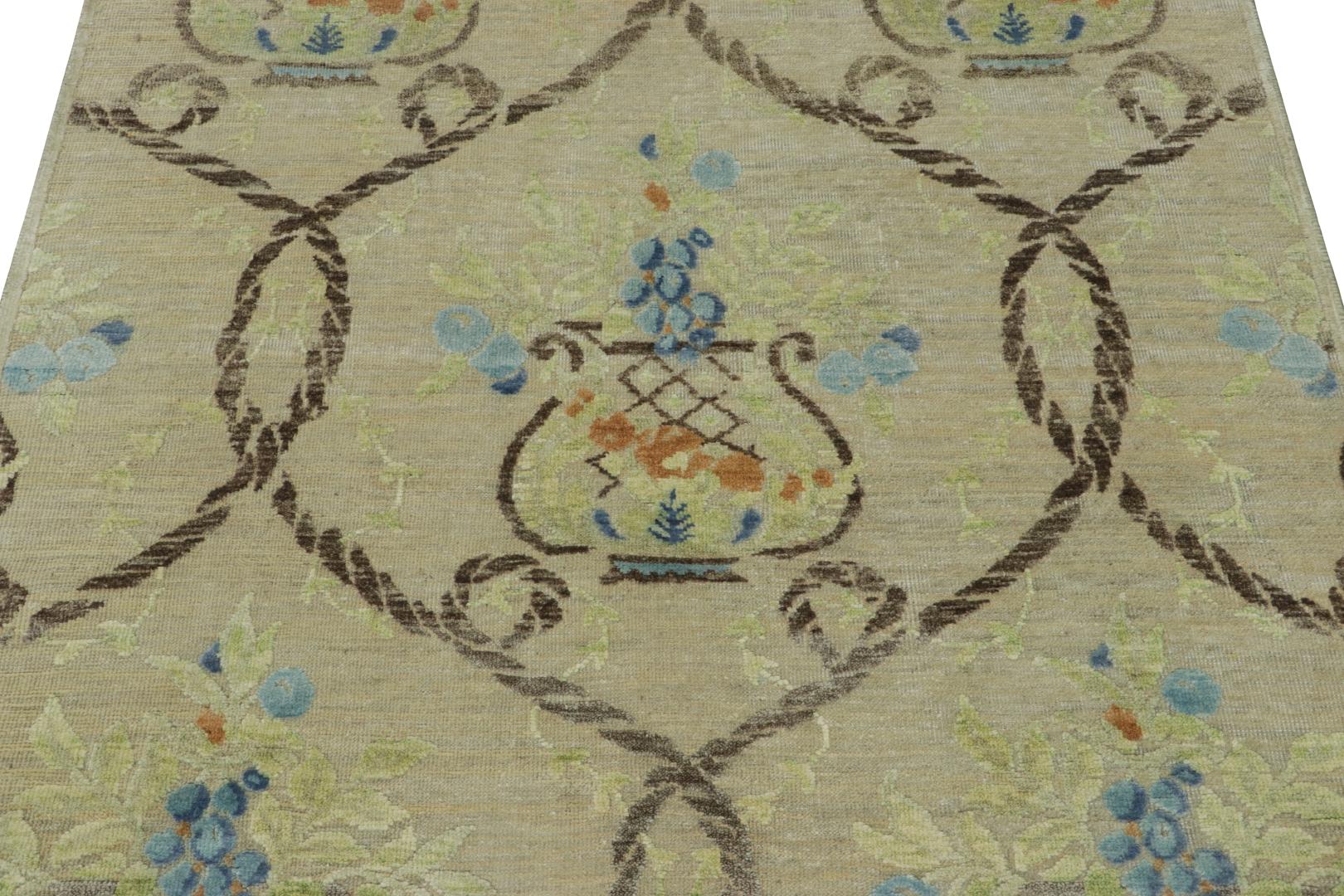 Rug & Kilim's Blockdruck-Teppich in Beige mit eleganten floralen Vasenmotiven (Wolle) im Angebot