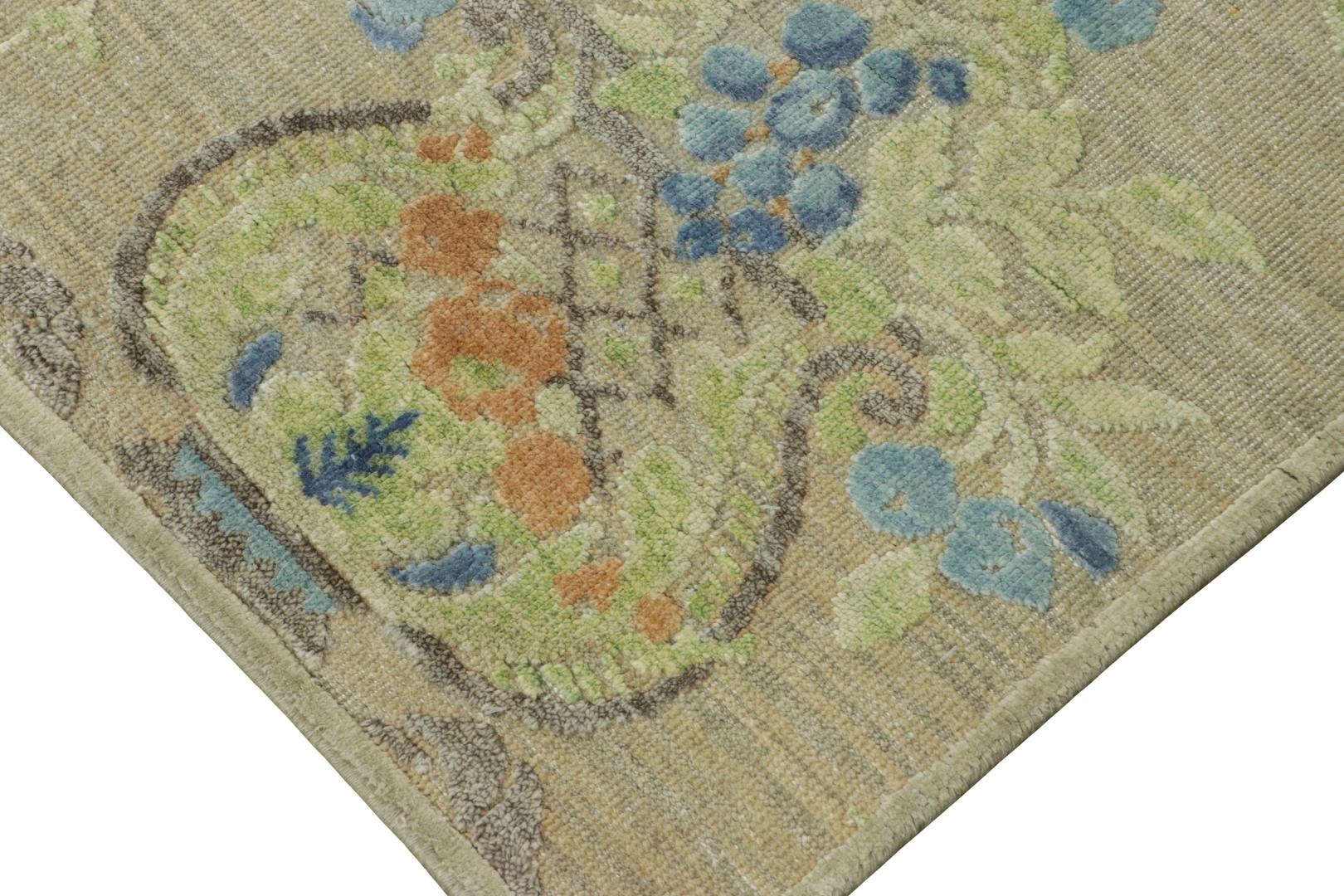 Rug & Kilim's Blockdruck-Teppich in Beige mit eleganten floralen Vasenmotiven im Angebot 1
