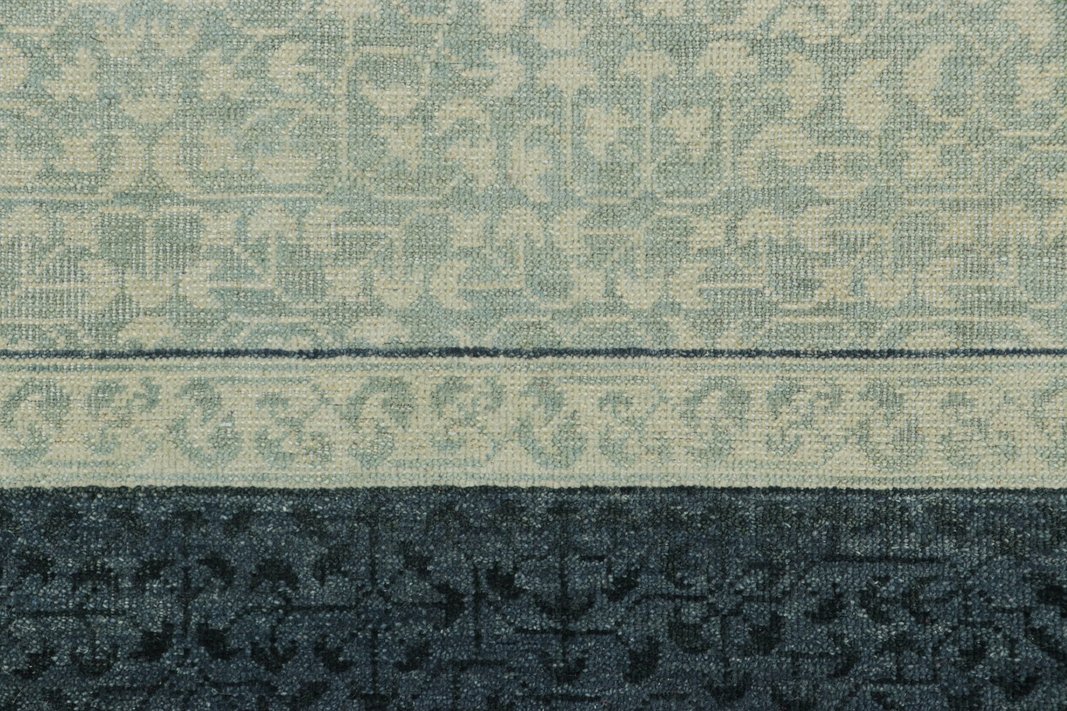 Rug & Kilim's Blockprint-Teppich mit blauem und cremefarbenem Blumenmuster und marineblauer Bordüre (Moderne) im Angebot