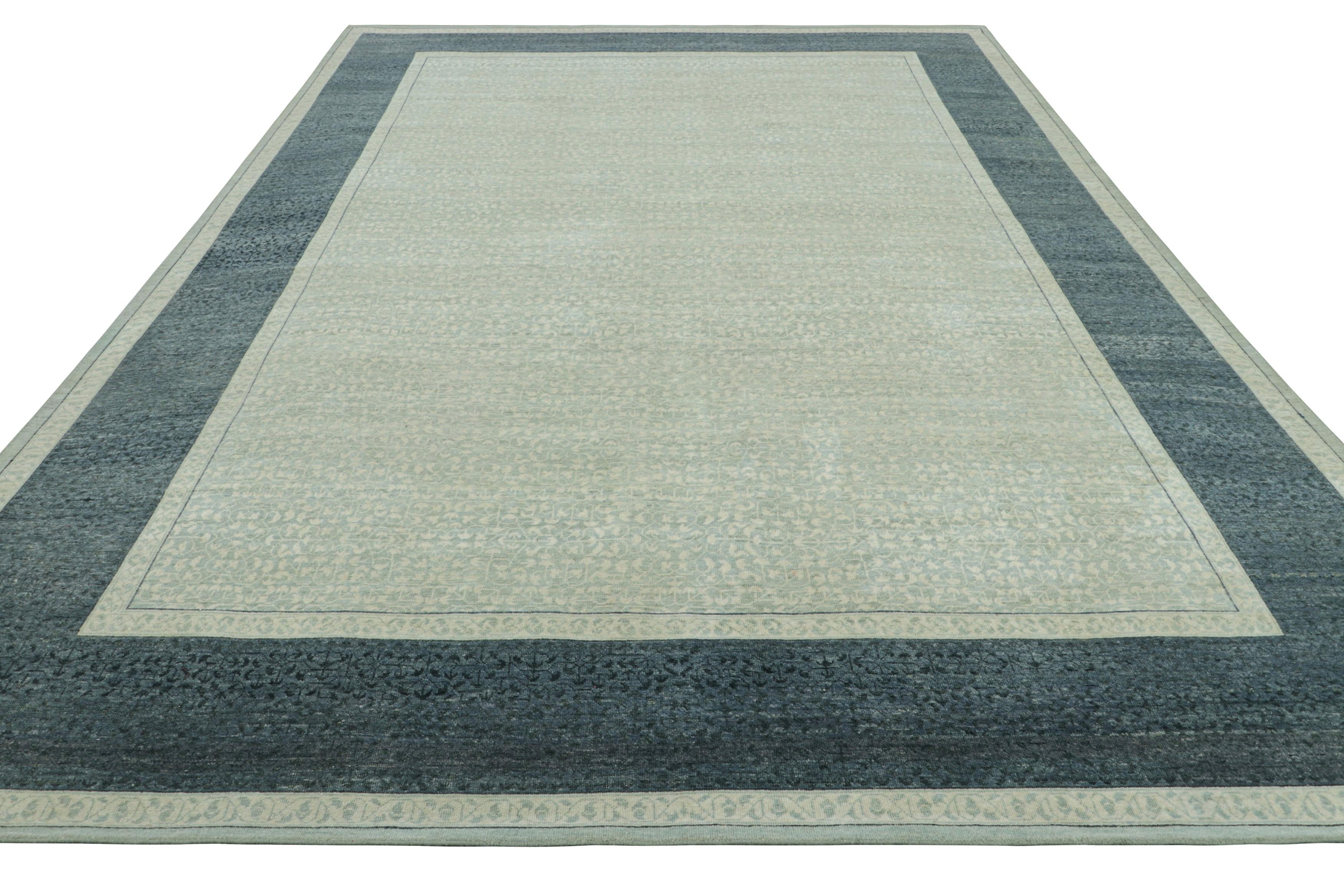 Rug & Kilim's Blockprint-Teppich mit blauem und cremefarbenem Blumenmuster und marineblauer Bordüre (Handgeknüpft) im Angebot