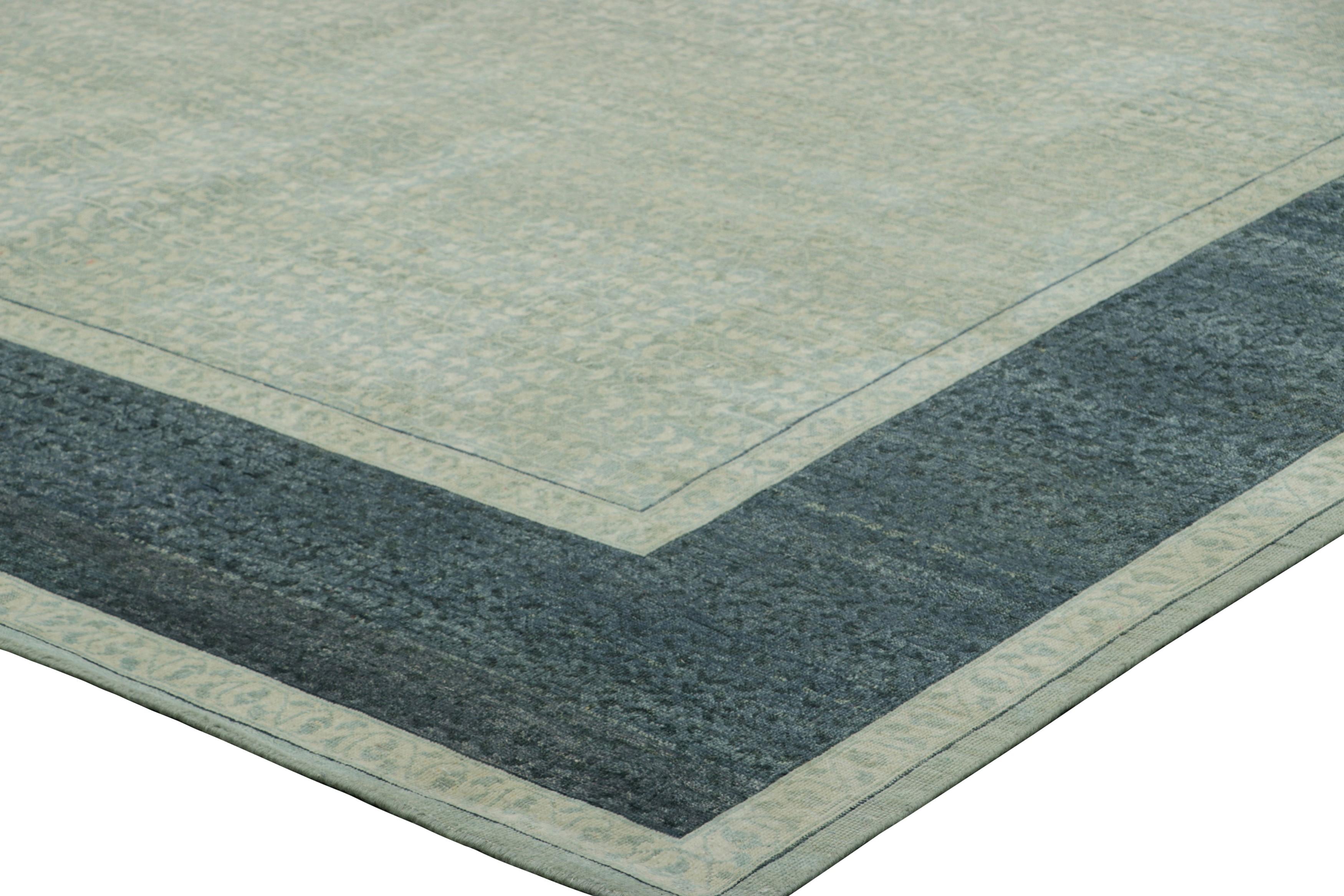 Rug & Kilim's Blockprint-Teppich mit blauem und cremefarbenem Blumenmuster und marineblauer Bordüre im Zustand „Neu“ im Angebot in Long Island City, NY
