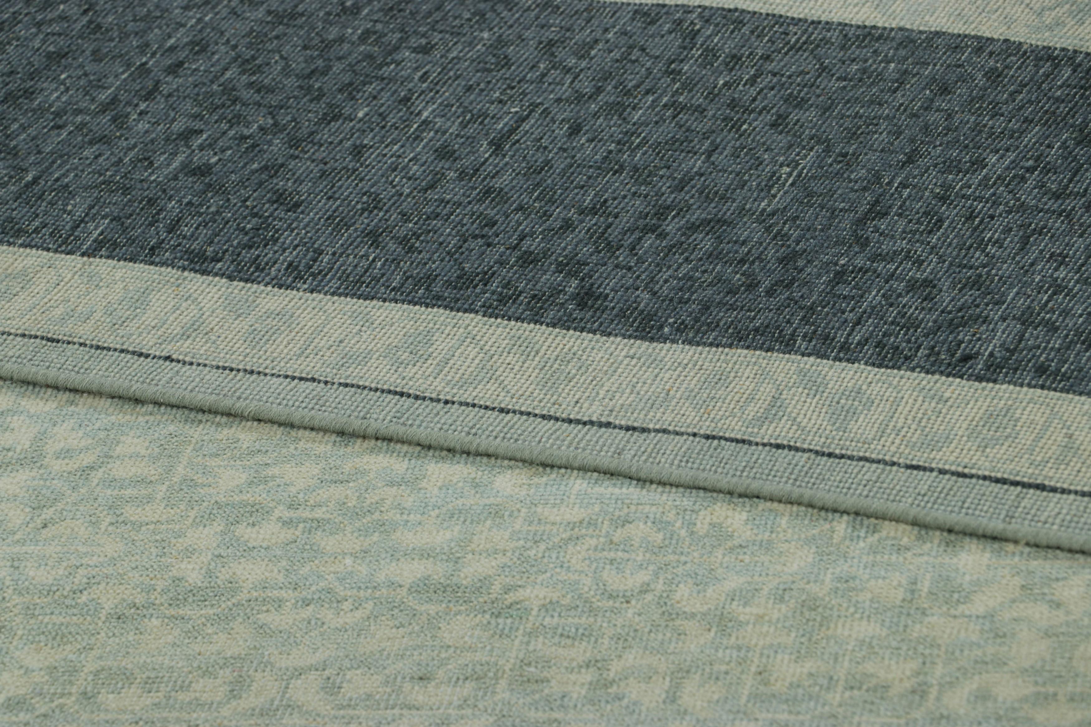 Rug & Kilim's Blockprint-Teppich mit blauem und cremefarbenem Blumenmuster und marineblauer Bordüre (21. Jahrhundert und zeitgenössisch) im Angebot