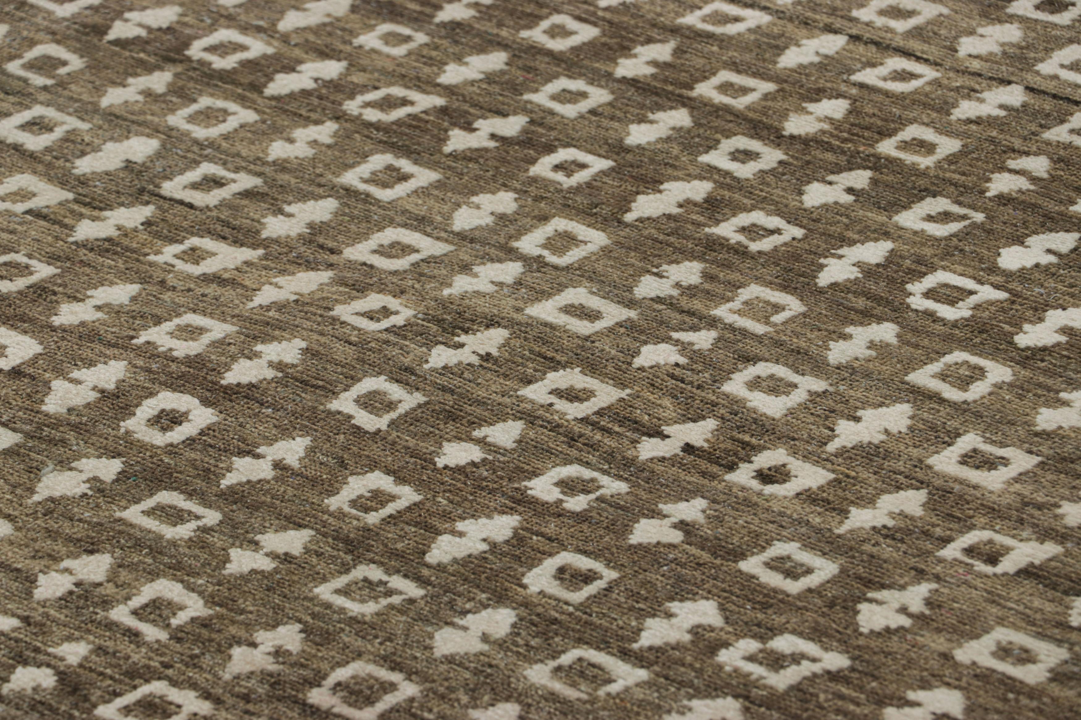 Dieser handgeknüpfte Seidenteppich im Format 8x10 ist eine kühne Ergänzung der Block Print-Linie der Modern Classics Collection'S von Rug & Kilim - ein anspruchsvoller und eleganter neuer Ansatz für einen historischen Stil.

Über das Design: