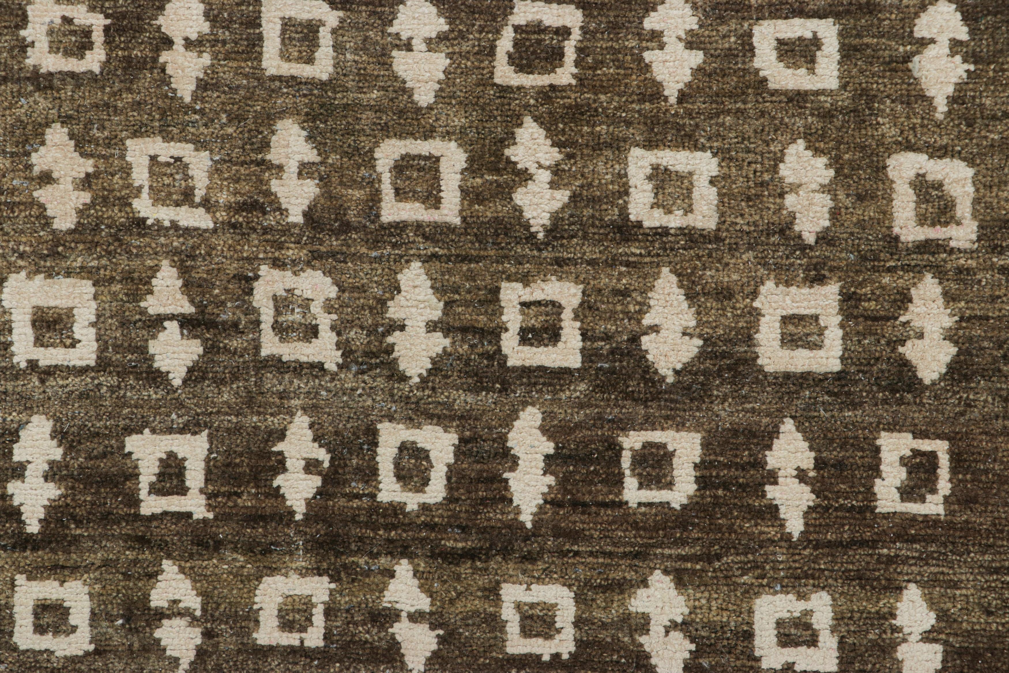 Rug & Kilim's Blockdruck-Teppich in Brown mit cremefarbenen geometrischen Mustern (Moderne) im Angebot